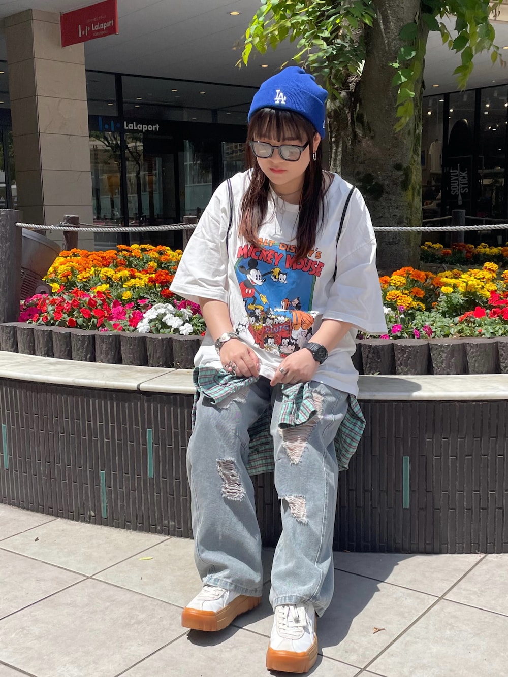 「サングラス、ワイドパンツ、韓国ファッション、ニット帽、ビーニー、厚底シューズ、スニーカー、プチプラ、しまむら、UNIQLO、adidas、きれいめカジュアル、大人カジュアル、休日スタイル、メガネ女子」｜「FREAK'S STOREのNEW ERA/ニューエラ Basic Cuff Knit LA/ベーシックカフニット ロサンゼルスドジャース(ロゴニットキャップ)（ニットキャップ/ビーニー、ブルー系）」を使った、maru☺︎さん（レディース・153cm）の春コーディネートの1枚目の写真