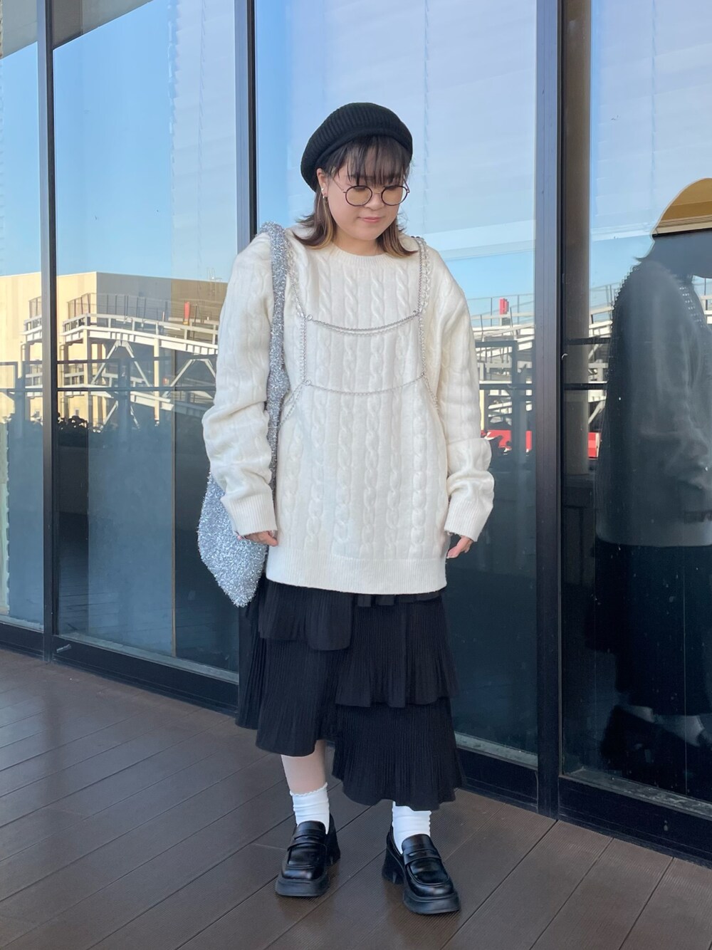 「シンプルコーデ、モノトーン、モノトーンコーデ、ベレー帽、ローファー、春カラー、ニット、メガネ女子、レイヤードスタイル、きれいめカジュアル、休日スタイル、お出かけコーデ、デートコーデ、シルバー、低身長」｜「Kastaneのニットベレー帽（ハンチング/ベレー帽、ブラック系）」を使った、maru☺︎さん（レディース・153cm）の冬コーディネートの1枚目の写真