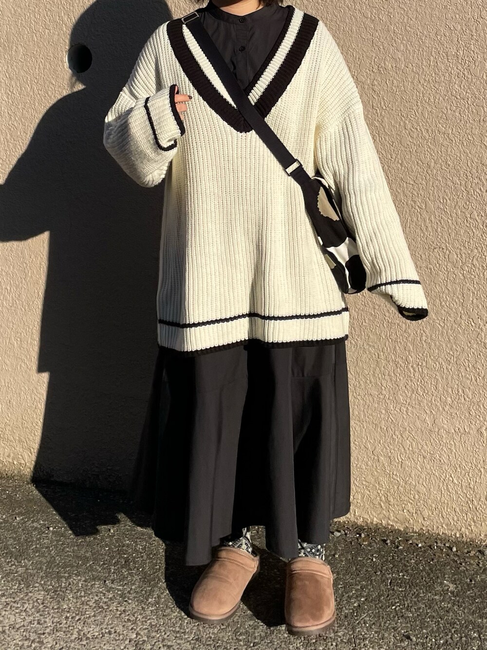 「クリスマスに着たい服、モノトーン、モノトーンコーデ、大人カジュアル、チルデンニット、ロングワンピース、プチプラ、GU、marimekko、マリメッコ、低身長、レイヤードスタイル、休日スタイル、シンプル、シンプルコーデ」｜「feepurの《ウォッシャブル》チルデンVネックオーバーニット（ニット/セーター、ホワイト系）」を使った、maru☺︎さん（レディース・153cm）の冬コーディネートの1枚目の写真