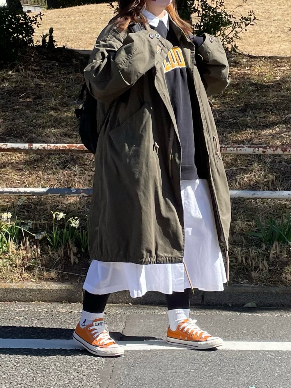 「モッズコート、ロゴスウェット、スウェット、シャツワンピ、レイヤードスタイル、コンバース、converse、オレンジコンバース、THE NORTH FACE、バックパック、リュック、きれいめカジュアル、休日スタイル、低身長」｜「FREAK'S STOREのWEB限定 ビッグシルエット 刺繍カレッジロゴ クルーネックスウェット/CALIFORNIA（スウェット、ブラック系）」を使った、maru☺︎さん（レディース・153cm）の冬コーディネートの1枚目の写真