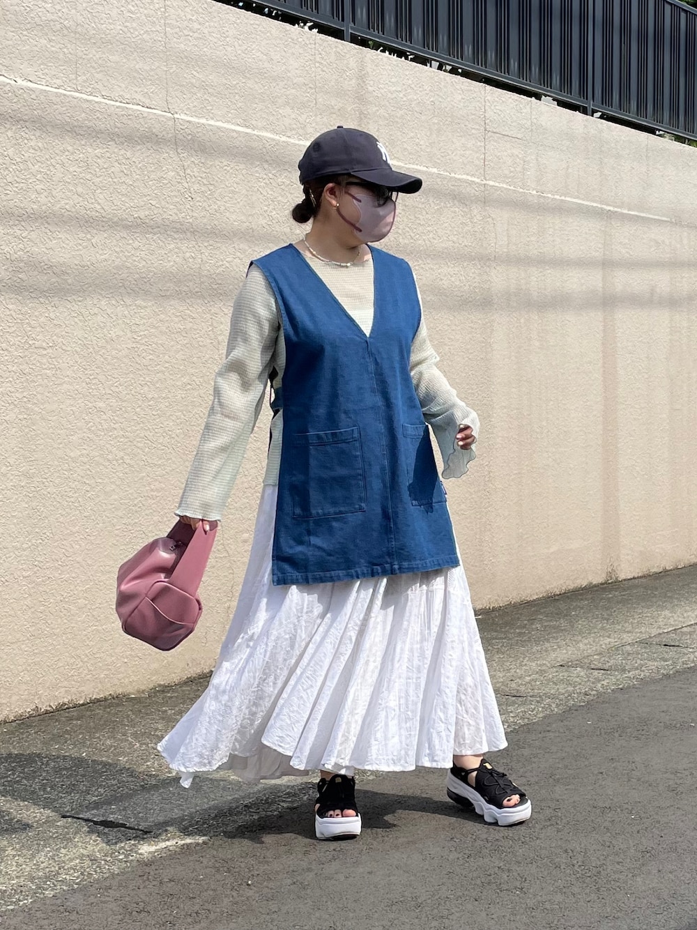 その他のシャツ/ブラウス、ホワイト系のスカート、ピンク系のボストンバッグを着用したレディースの夏コーディネートの1枚目の写真