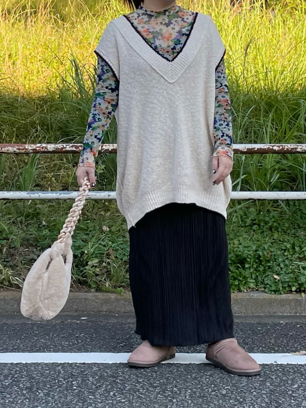 ホワイト系のベスト、ブラウン系のその他シューズを着用したレディースの秋コーディネートの1枚目の写真