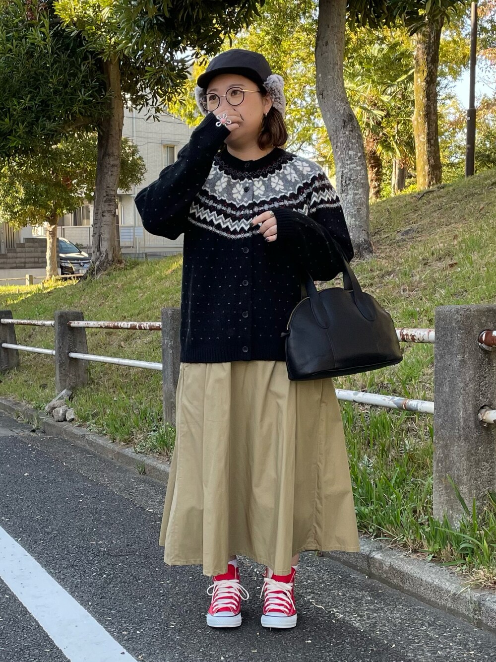 「フライトキャップ、UNIQLO、無印良品、TIDEWAY、プチプラ、プチプラコーデ、メガネ女子、converse、ファッションを楽しもう、きれいめカジュアル、休日スタイル、低身長、赤コンバース」｜「UNIQLOのアイテム（ニット/セーター、ブラック系）」を使った、maru☺︎さん（レディース・153cm）の秋コーディネートの1枚目の写真