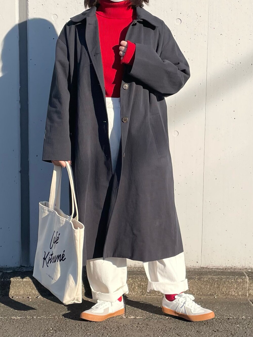 「ステンカラーコート、タートルネック、カラーニット、ホワイトパンツ、カラーパンツ、トートバッグ、ジャーマントレーナー、赤、リンクコーデ、ワイドパンツ、カーブパンツ、プチプラ、きれいめカジュアル、休日スタイル、低身長」｜「DHOLICのアイテム（ステンカラーコート、ブラック系）」を使った、maru☺︎さん（レディース・153cm）の冬コーディネートの1枚目の写真