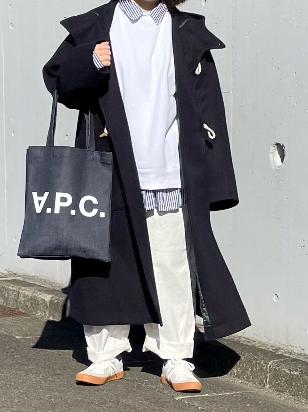「ダッフルコート、スウェット、ホワイト、ブルー、レイヤードスタイル、ジャーマントレーナー、APC、トートバッグ、カラーパンツ、ワイドパンツ、低身長、休日スタイル、きれいめカジュアル、プチプラ、ロングコート」｜「GUのアイテム（スウェット、ホワイト系）」を使った、maru☺︎さん（レディース・153cm）の冬コーディネートの1枚目の写真
