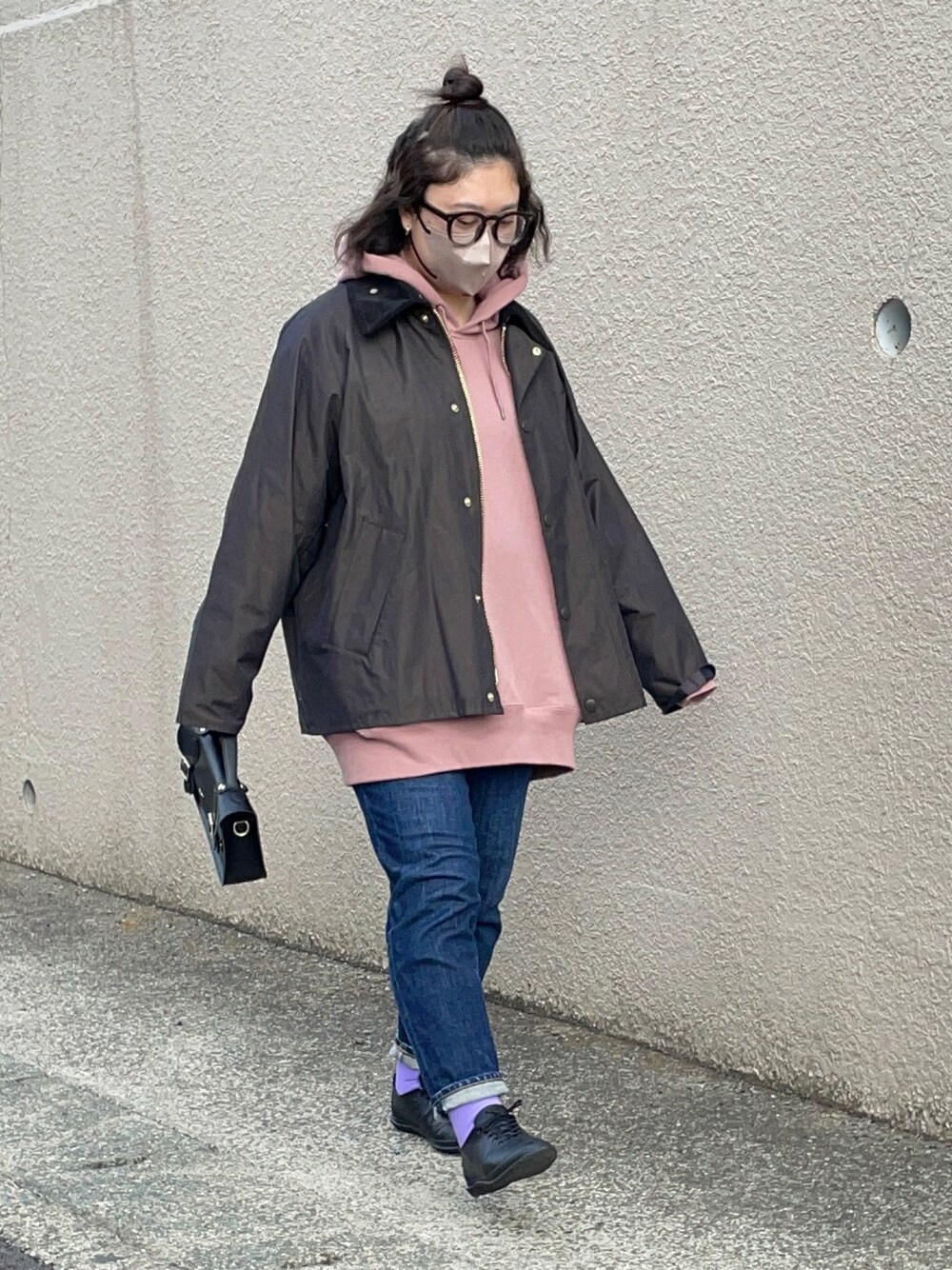 「メガネ女子、おだんごヘアー、パーカー、バブアー、バブアー女子、barbour、ピンク、パープル、カラーソックス、低身長、きれいめカジュアル、春コーデ、春アウター、UNIQLO、ユニクロ」｜「Barbourの《別注》【Barbour/バブアー】 *RELUME TRANSPORT exclusive：ブルゾン◆（ブルゾン、ブラック系）」を使った、maru☺︎さん（レディース・153cm）の春コーディネートの1枚目の写真
