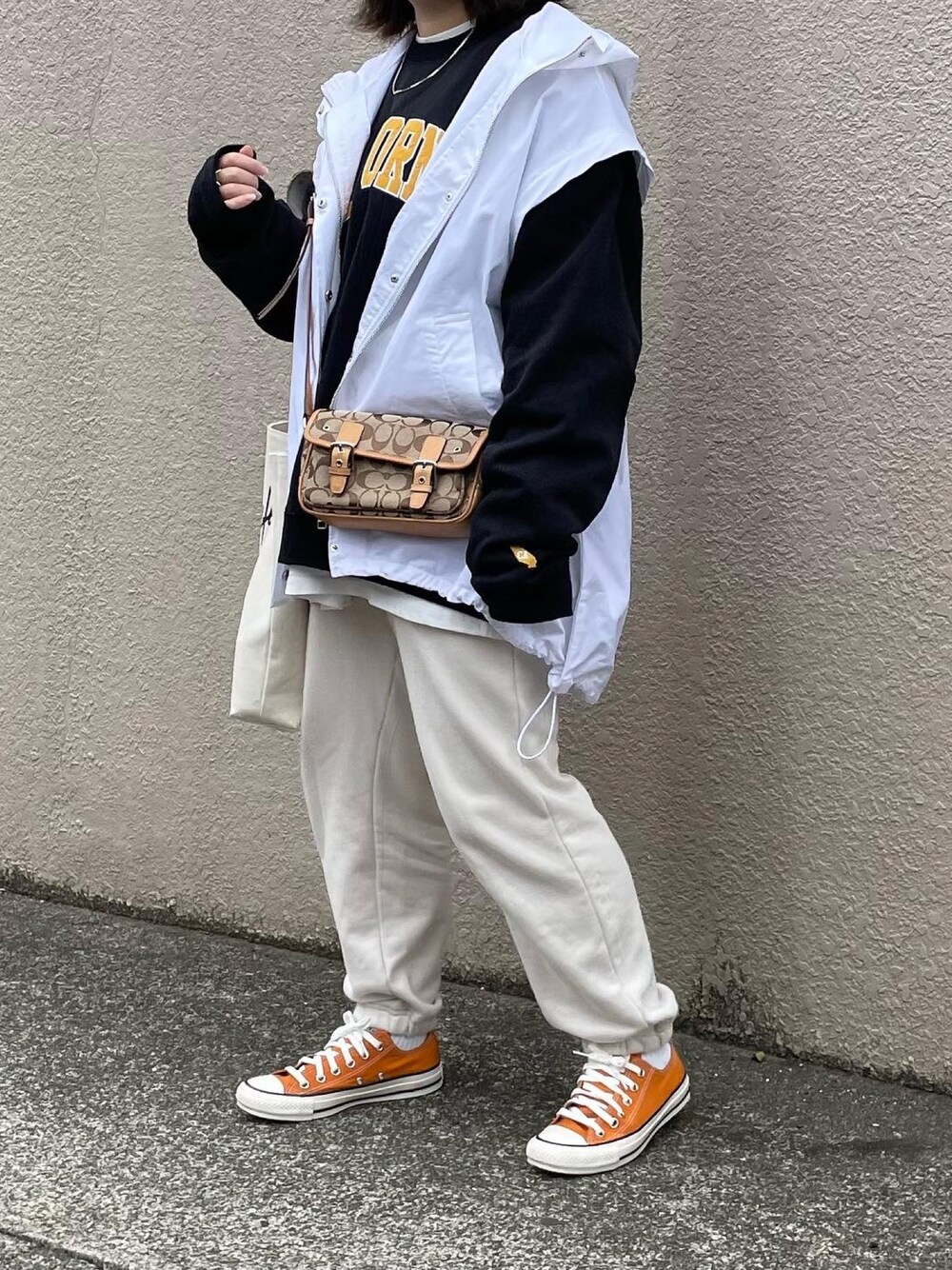 「はじめましてコーデ、春コーデ、着回しコーデ、シンプル、ベスト、スウェットパンツ、スウェット、コンバース、converse、オレンジ、低身長、ユニクロ、UNIQLO、きれいめカジュアル、休日スタイル」｜「COACHのアイテム（バッグ、ブラウン系）」を使った、maru☺︎さん（レディース・153cm）の春コーディネートの1枚目の写真