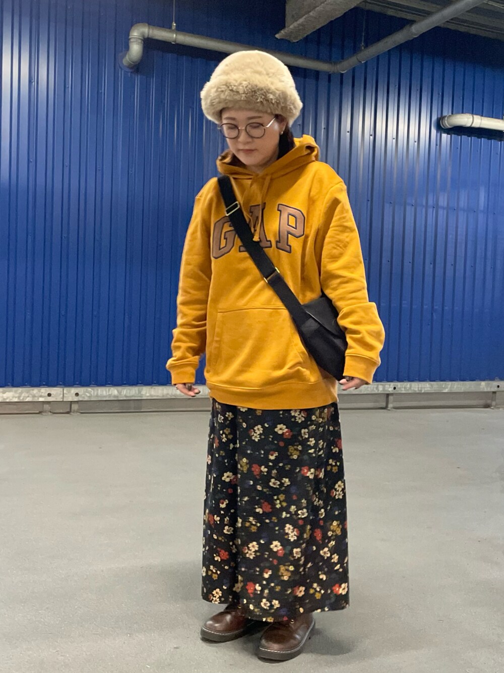 ブラック系のスカート、ブラウン系のドレスシューズを着用したレディースの秋コーディネートの1枚目の写真