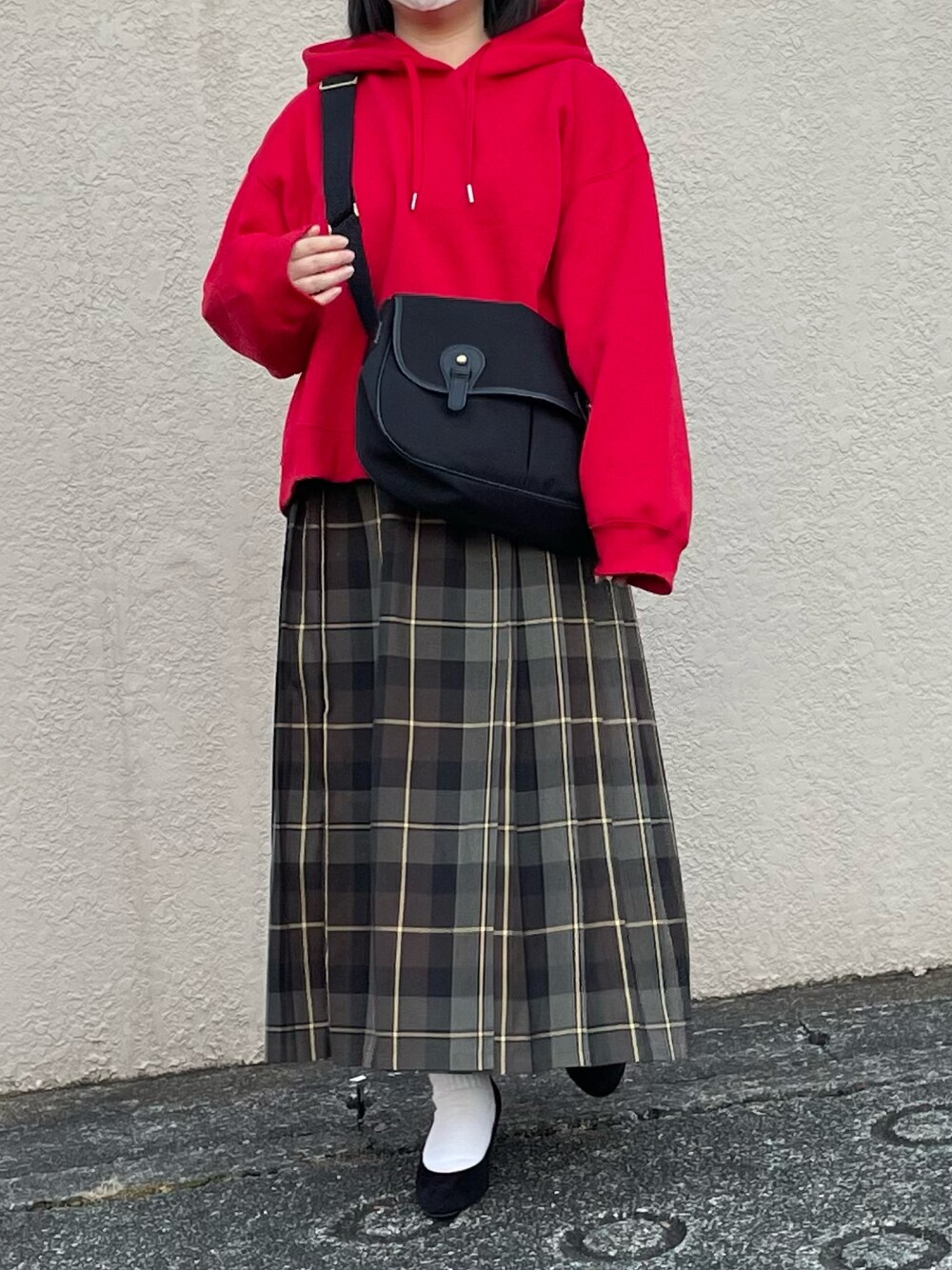 「クリスマスに着たい服、パーカー、赤、チェック、チェック柄に恋してる、チェックスカート、ショルダーバッグ、きれいめカジュアル、休日スタイル、マイベストコーデ2021、オトナカジュアル、低身長、プチプラ、GU、パンプス」｜「AMERICAN HOLICのラップ風プリーツスカート（スカート、グリーン系）」を使った、maru☺︎さん（レディース・153cm）の冬コーディネートの1枚目の写真