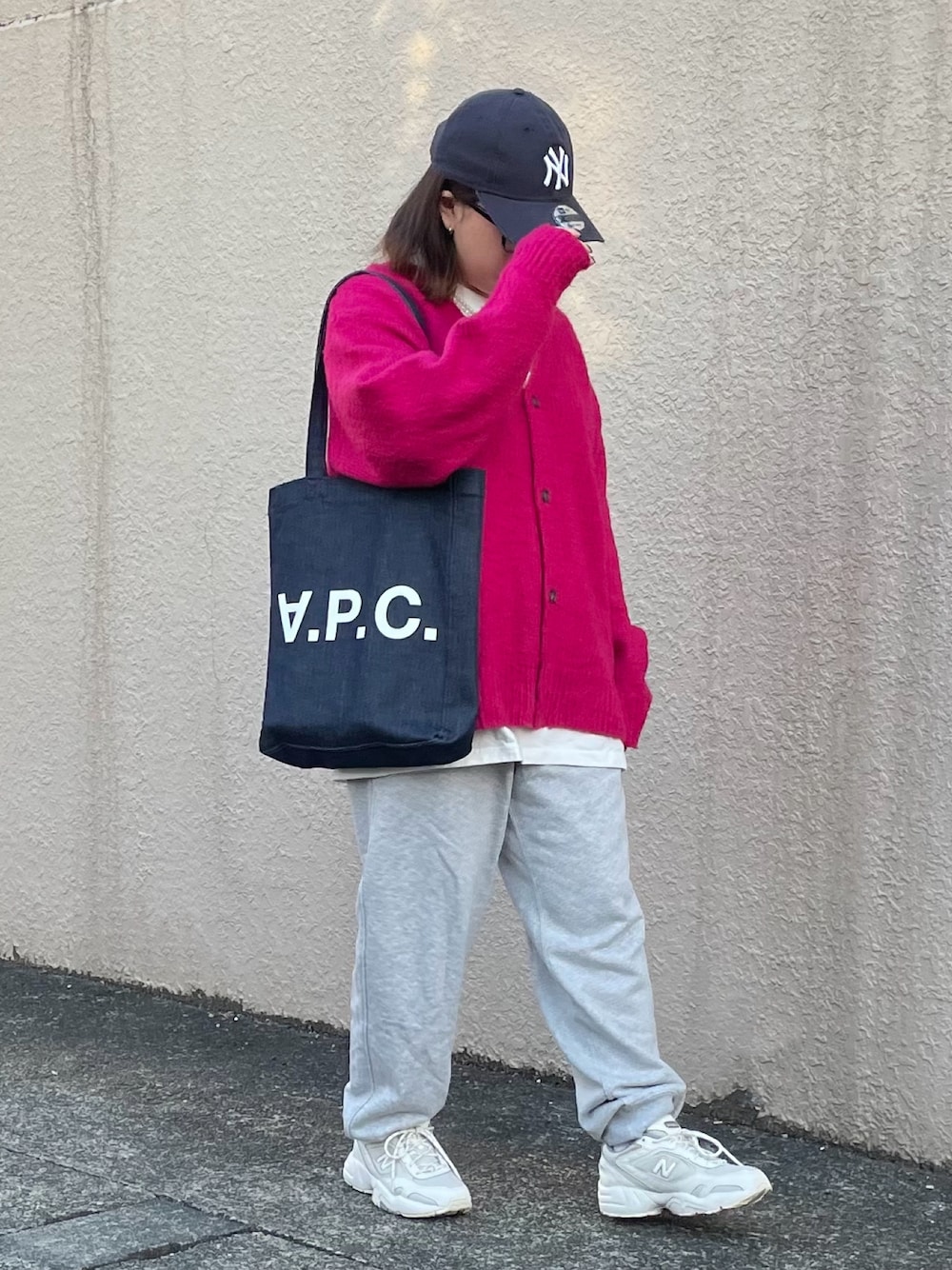 「ファッションを楽しもう、キャップ、New Balance、NEW ERA、スウェット、スウェットパンツ、ピンク、APC、スニーカー、Discoat、プチプラ、プチプラコーデ、低身長、きれいめカジュアル、休日スタイル」｜「NEW ERAのNEW ERA/ニューエラ　MLB Core CLASSIC キャップ（キャップ、ブルー系）」を使った、maru☺︎さん（レディース・153cm）の冬コーディネートの1枚目の写真