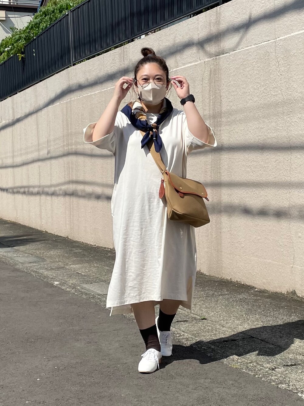 「めがね、メガネ女子、おだんごヘアー、真夏のアクティブスタイル、ブレディ、BRADY、スカーフ、UNIQLO、ユニクロ、大人カジュアル、Tシャツワンピ、FUDGE、低身長、休日スタイル、きれいめカジュアル」｜「BRADYのBRADY / AVON ショルダーバッグ ＜UNISEX＞（ショルダーバッグ、ベージュ系）」を使った、maru☺︎さん（レディース・153cm）の夏コーディネートの1枚目の写真