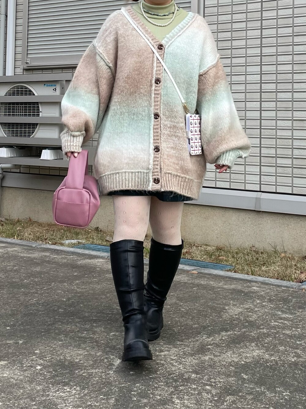 「グラデーション、グラデーションニット、タートルネック、カーディガン、ロングブーツ、Kastane、ニット、秋冬コーデ、きれいめカジュアル、休日スタイル、低身長、poppy、poppy tokyo」｜「Kastaneの【2022AWアイテム】グラデーションニットカーディガン（カーディガン/ボレロ、グリーン系）」を使った、maru☺︎さん（レディース・153cm）の冬コーディネートの1枚目の写真