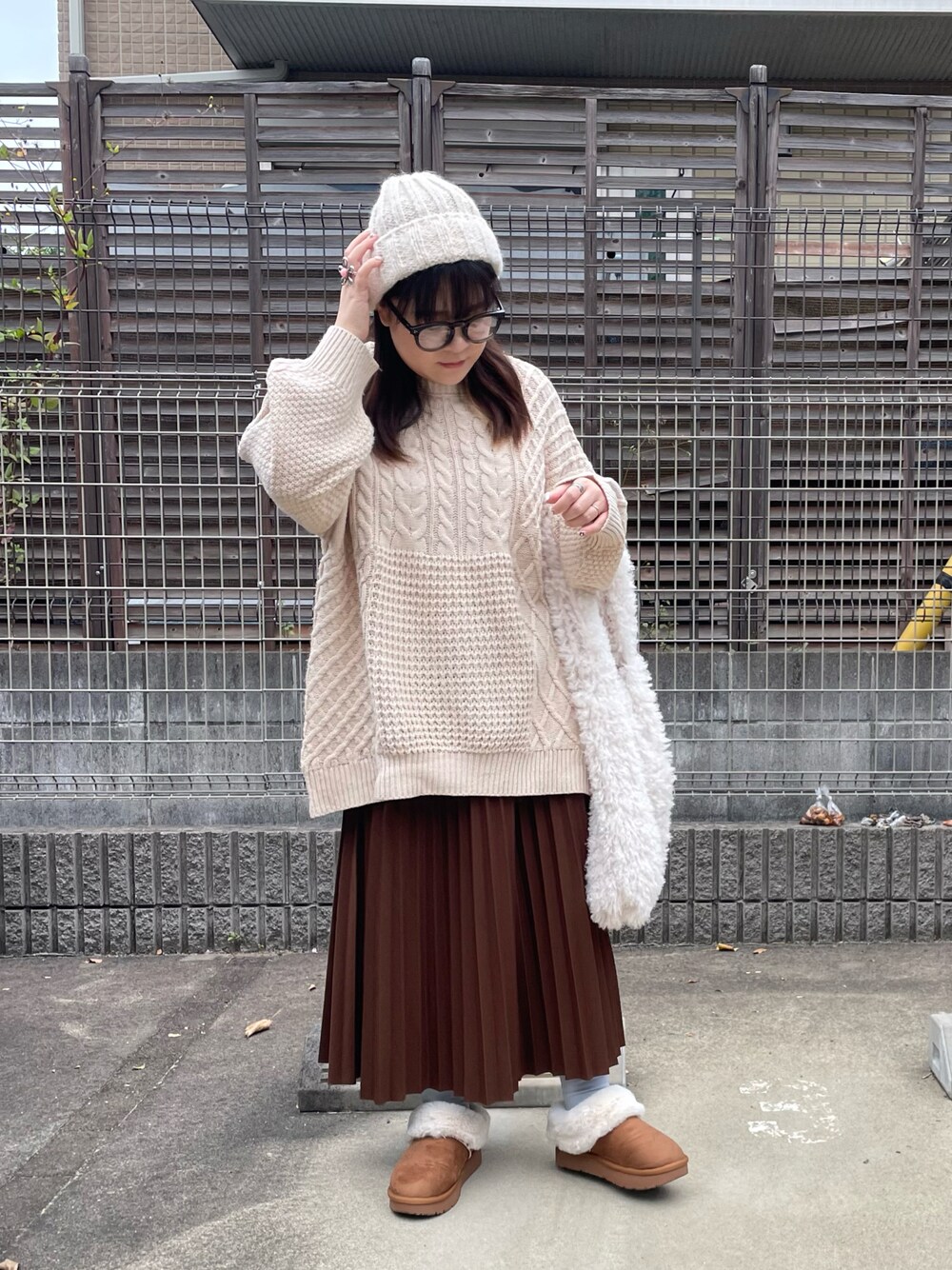 「ブラウン、ニット帽、ニット、ムートンブーツ、ファー、メガネ女子、淡色コーデ、プチプラ、プチプラコーデ、きれいめカジュアル、休日スタイル、お出かけコーデ、淡色女子」｜「DHOLIC STYLEのアイテム（ニットキャップ/ビーニー、ホワイト系）」を使った、maru☺︎さん（レディース・153cm）の秋コーディネートの1枚目の写真