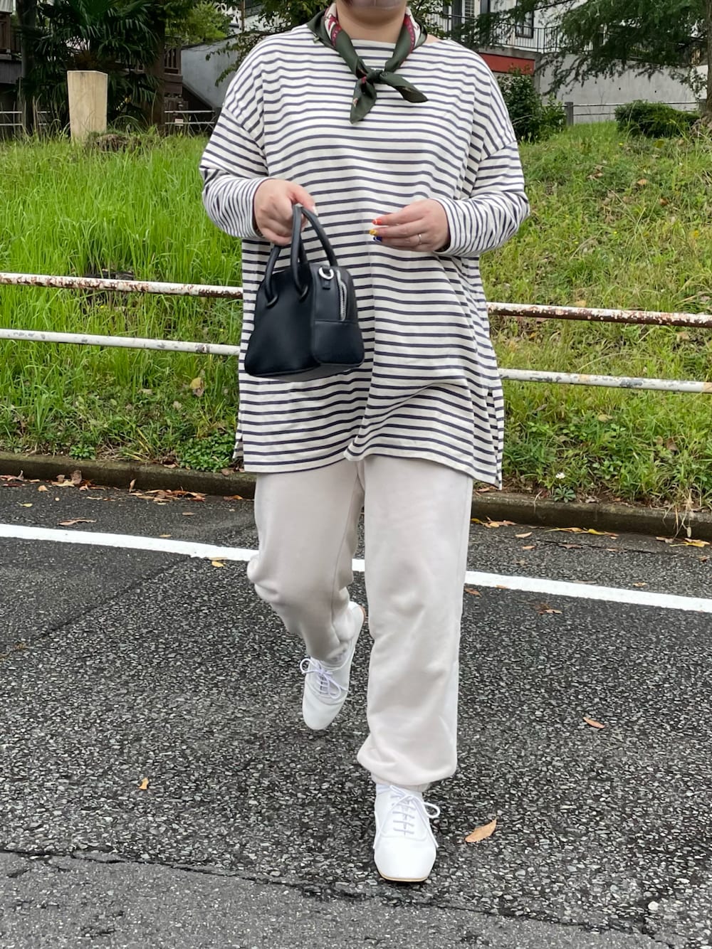 「秋コーデ、秋のコーデ、きれいめカジュアル、休日スタイル、低身長、リラックススタイル、ボーダー、スカーフ、スウェット、スウェットパンツ、ドレスシューズ、プチプラ、プチプラコーデ、チュニック、GU」｜「and Rのボーダーカットソーチュニック（チュニック、ブルー系）」を使った、maru☺︎さん（レディース・153cm）の秋コーディネートの1枚目の写真