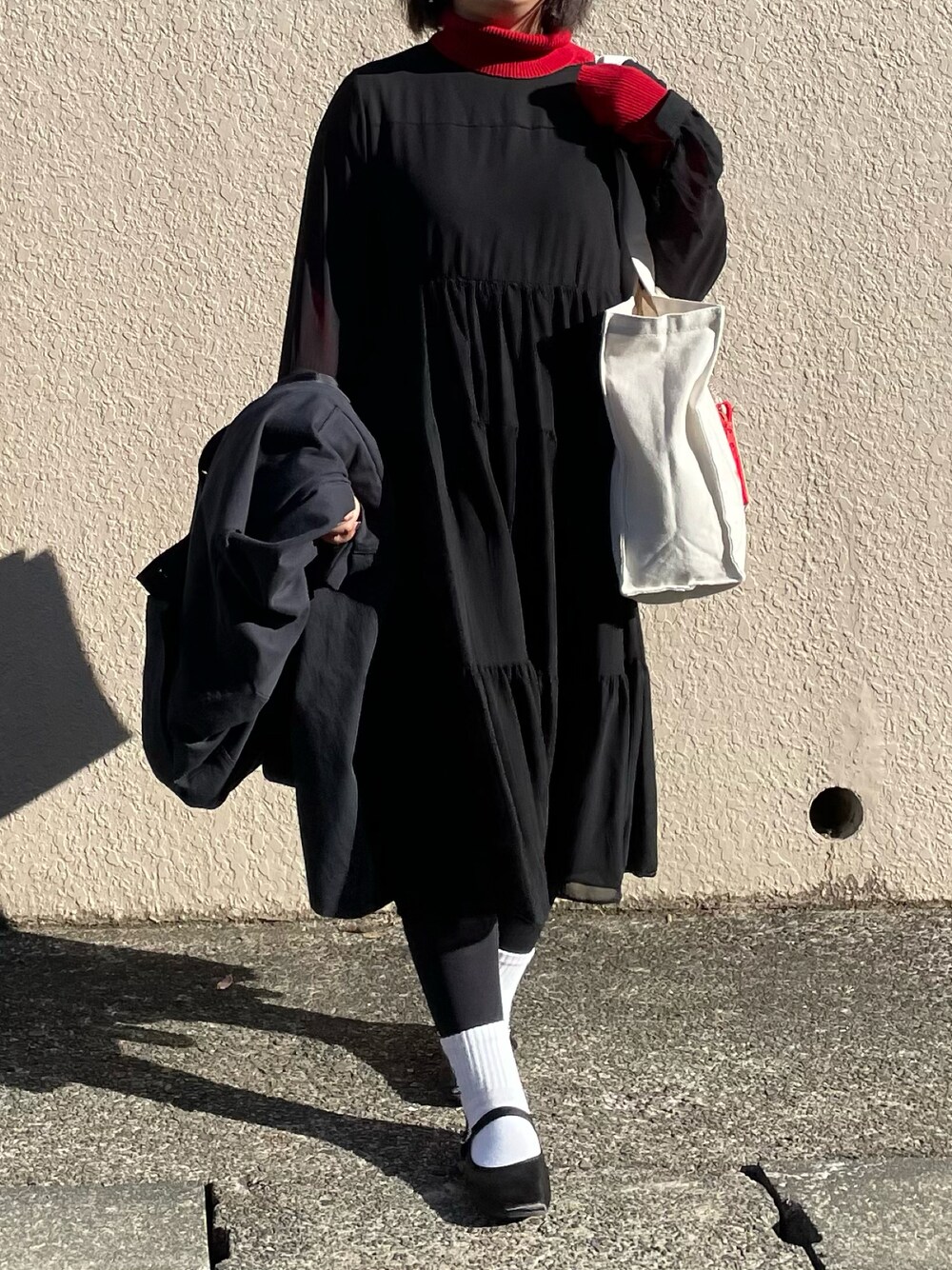 「クリスマスに着たい服、ティアード、ティアードワンピース、タートルネック、カラーニット、ステンカラーコート、モノトーン、モノトーンコーデ、カンフーシューズ、休日スタイル、きれいめカジュアル、低身長、マイベストコーデ2021、ロングワンピース、プチプラ」｜「sakishimatokyoの【ZOZO限定】サキシマamp「ティアードロングタケボリューム袖ワンピース」（ワンピース、ブラック系）」を使った、maru☺︎さん（レディース・153cm）の冬コーディネートの1枚目の写真