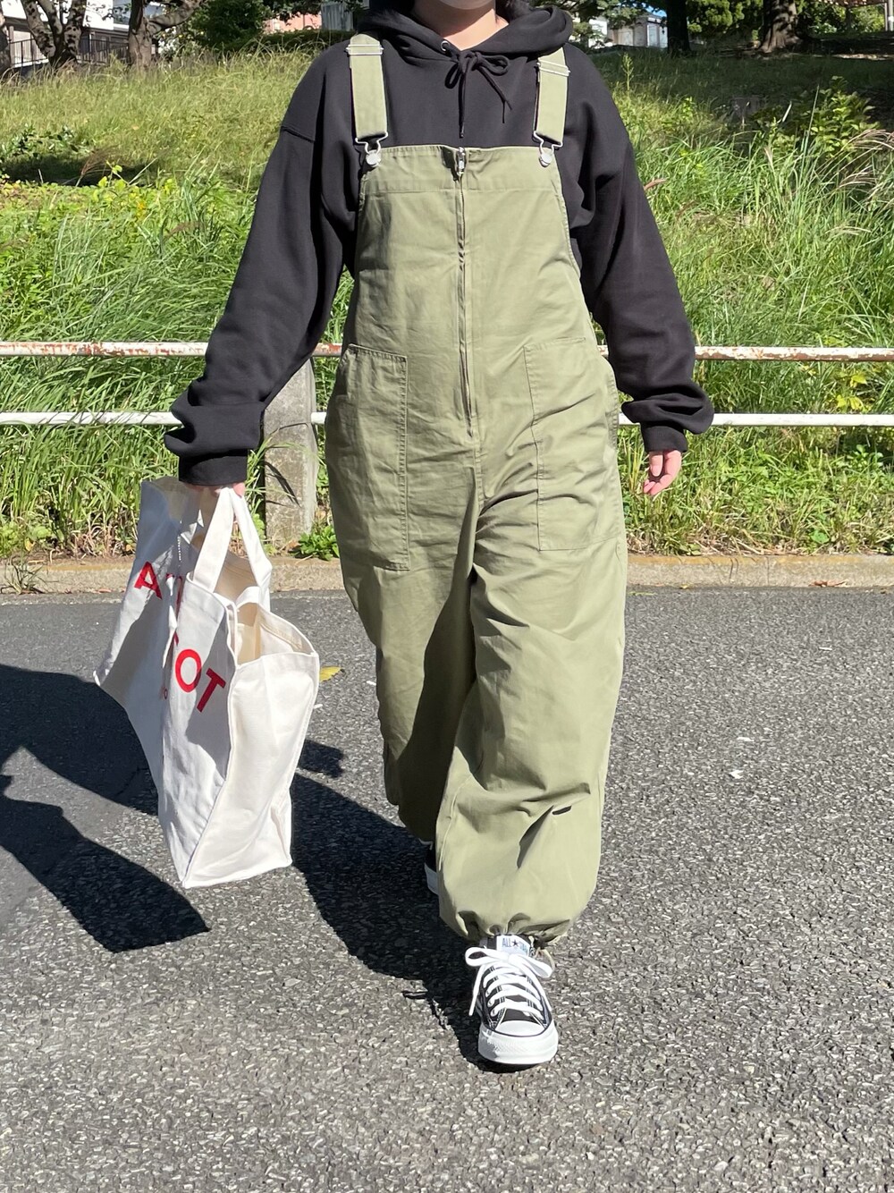 「トートバッグ、ビッグシルエット、ミリタリー、パーカー、サロペット、converse、Ungrid、オーバーサイズ、カーキ、GU、休日スタイル、きれいめカジュアル、低身長、秋コーデ、wearhalloween2021」｜「Ungridのミリタリールーズサロペット（つなぎ/オールインワン、グリーン系）」を使った、maru☺︎さん（レディース・153cm）の秋コーディネートの1枚目の写真