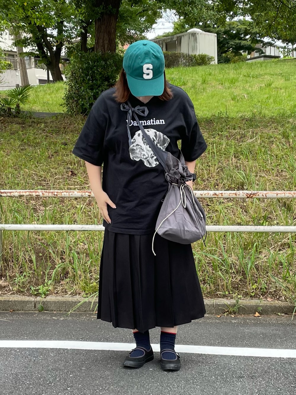 ブラック系のTシャツ/カットソー、ブラック系のバレエシューズ、グリーン系のキャップを着用したレディースの夏コーディネートの1枚目の写真