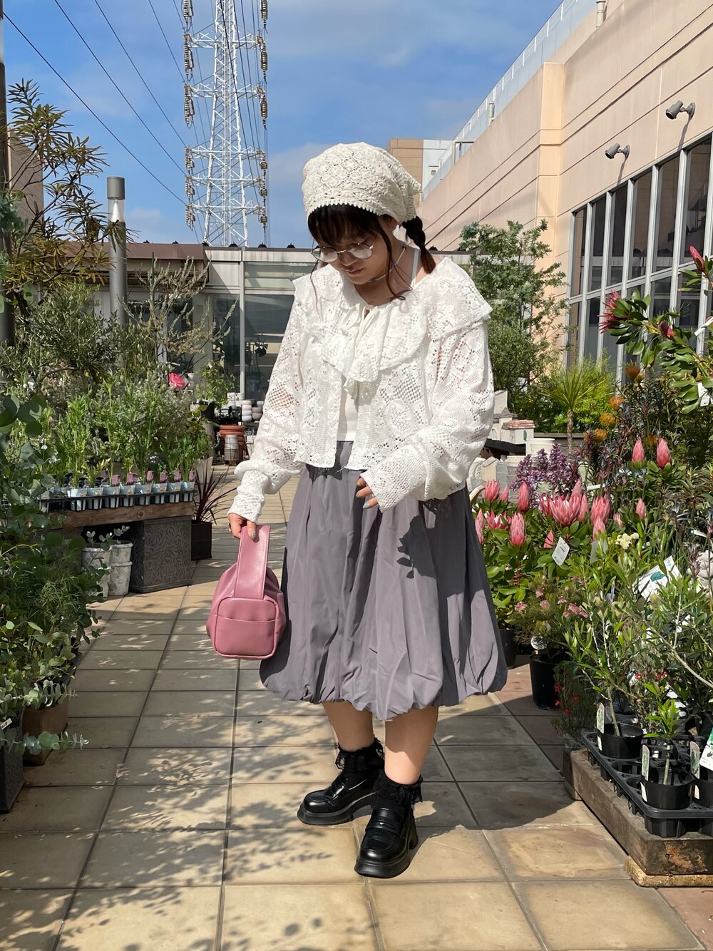 「春ファッション、バンダナ、スカーフ、poppy、レース、ローファー、shein、きれいめカジュアル、休日スタイル、お出かけコーデ、デートコーデ、バルーンスカート、シンプルコーデ、メガネ女子」｜「POPPYのアイテム（シャツ/ブラウス、ホワイト系）」を使った、maru☺︎さん（レディース・153cm）の春コーディネートの1枚目の写真
