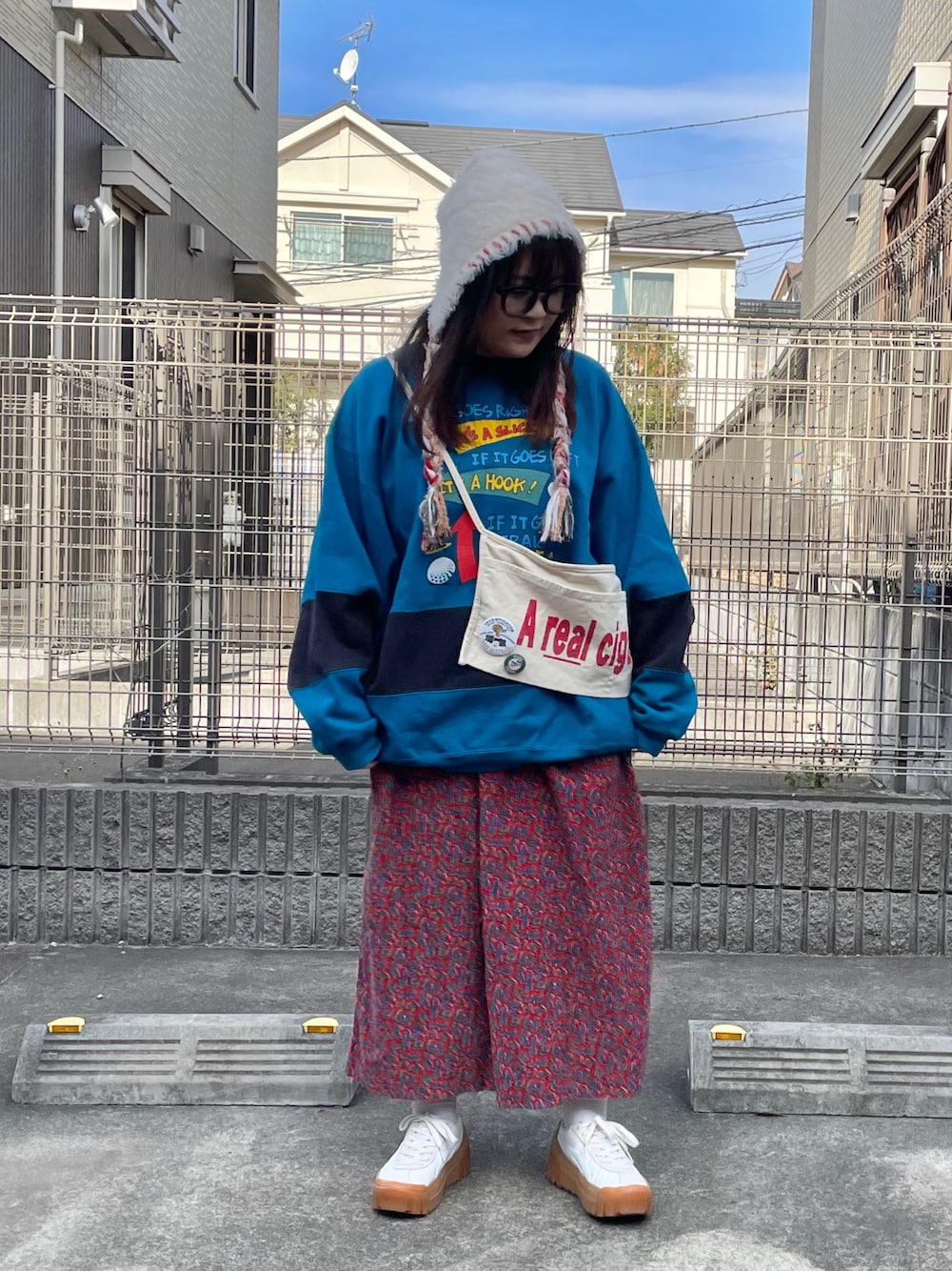 「古着MIX、古着、ショルダーバッグ、ニット帽、厚底シューズ、スニーカー、shein、Onitsuka Tiger、きれいめカジュアル、休日スタイル、お出かけコーデ」｜「古着のアイテム（スウェット、ブルー系）」を使った、maru☺︎さん（レディース・153cm）の冬コーディネートの1枚目の写真