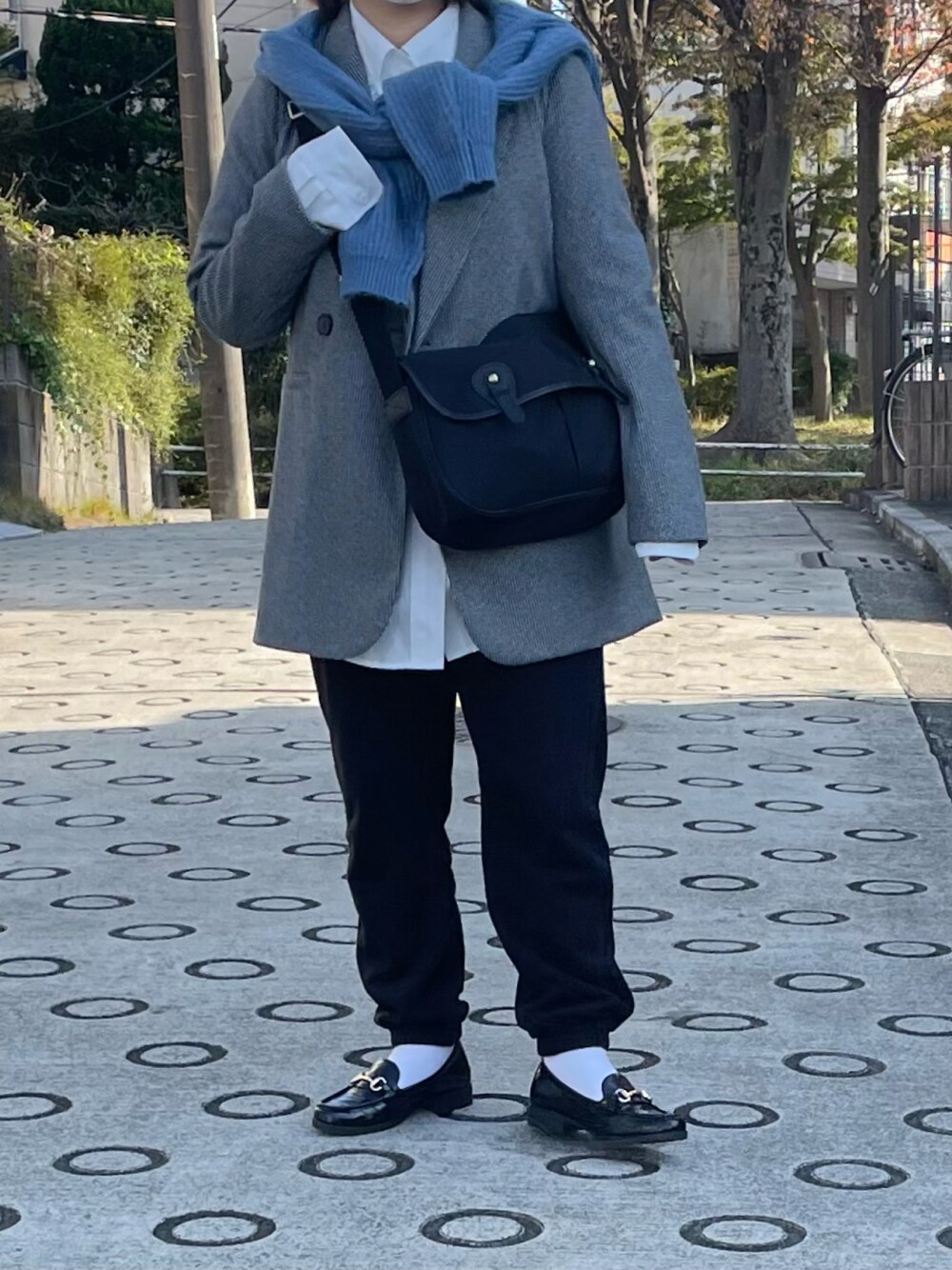 「スウェットパンツ、スウェット、ジャケット、ブルー、ローファー、UNIQLO、冬コーデ、カラーニット、大人カジュアル、休日スタイル、肩掛け、きれいめカジュアル、シャツスタイル、低身長、秋コーデ」｜「rectangle by ryonの【rectangle by ryon】テーラードジャケット（テーラードジャケット、ブラック系）」を使った、maru☺︎さん（レディース・153cm）の秋コーディネートの1枚目の写真