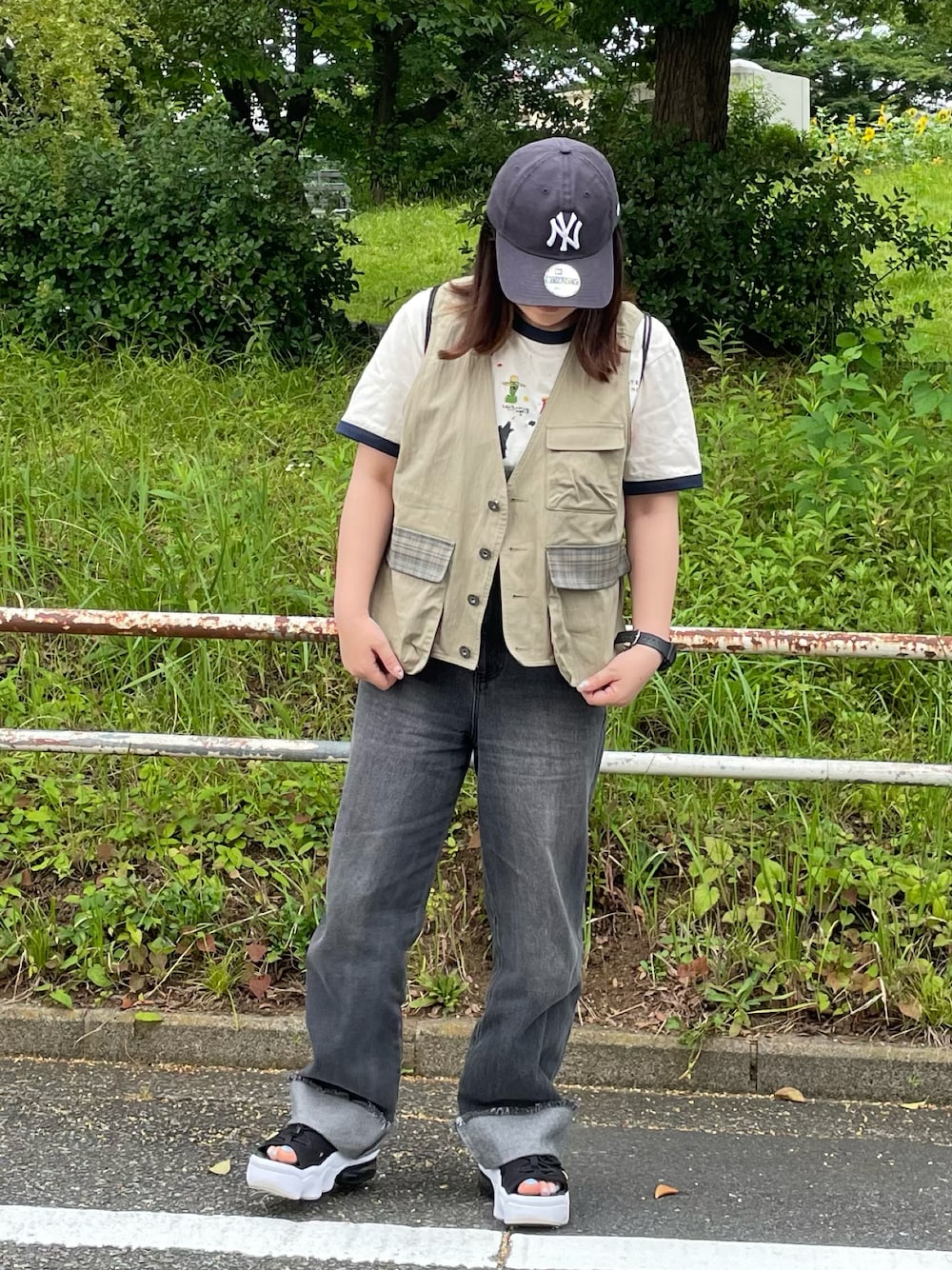 「プチプラ、きれいめカジュアル、フェスコーデ、夏だ！Tシャツ着よう！、さらっと晴れやかスナップ、ベスト、UNIQLO、デニム、NIKE、adidas、フィッシングベスト、キャップ、Tシャツ」｜「eLurの【eLur】チェックハンティングベスト（ベスト、グリーン系）」を使った、maru☺︎さん（レディース・153cm）の夏コーディネートの1枚目の写真