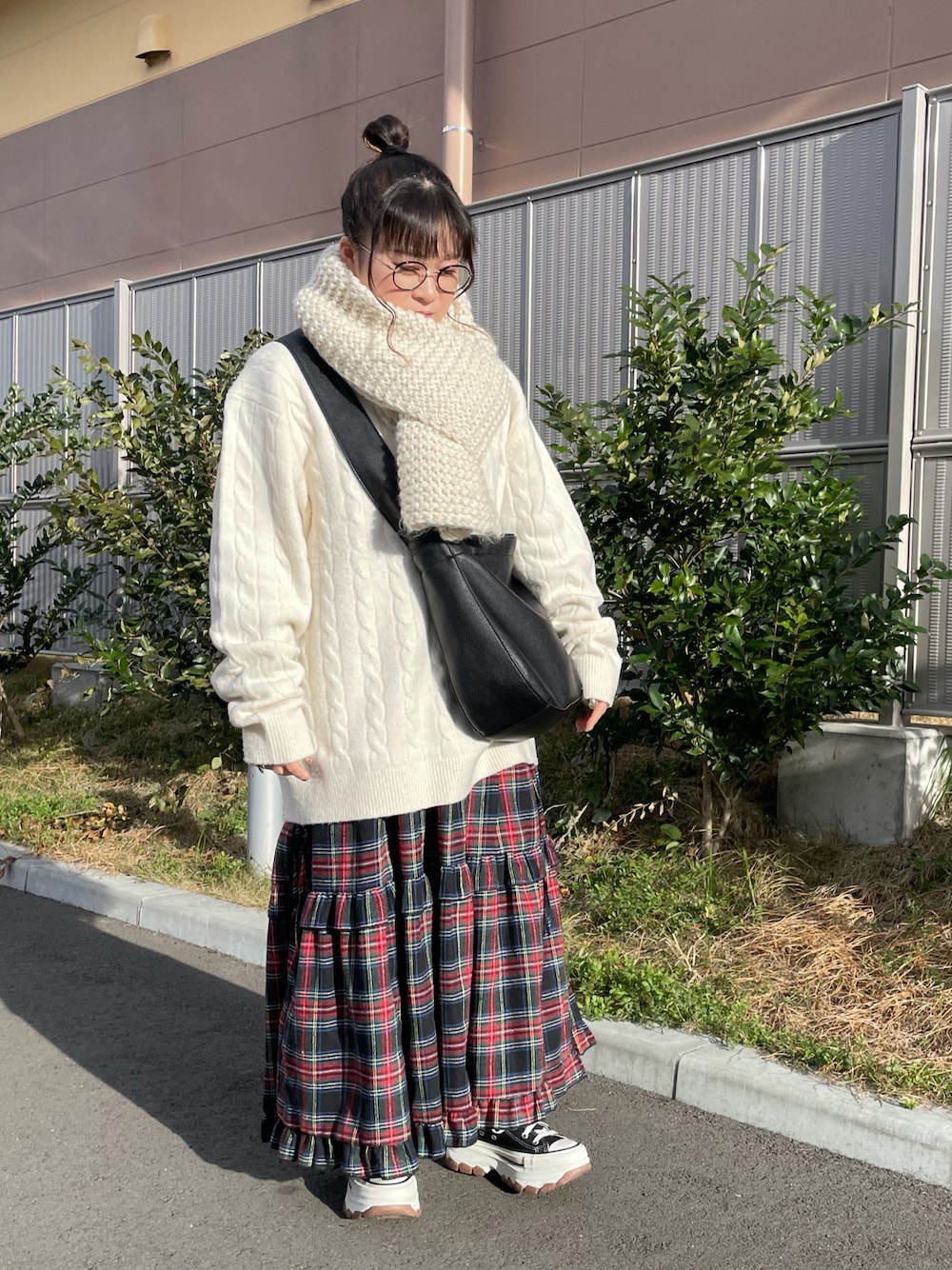 「ニット、チェック、ロングスカート、プチプラ、レザー、スニーカー、マフラー、マフラーぐるぐる、converse、きれいめカジュアル、休日スタイル、お出かけコーデ、シンプルコーデ、ショルダーバッグ、デートコーデ」｜「GUのアイテム（ショルダーバッグ、ブラック系）」を使った、maru☺︎さん（レディース・153cm）の冬コーディネートの1枚目の写真