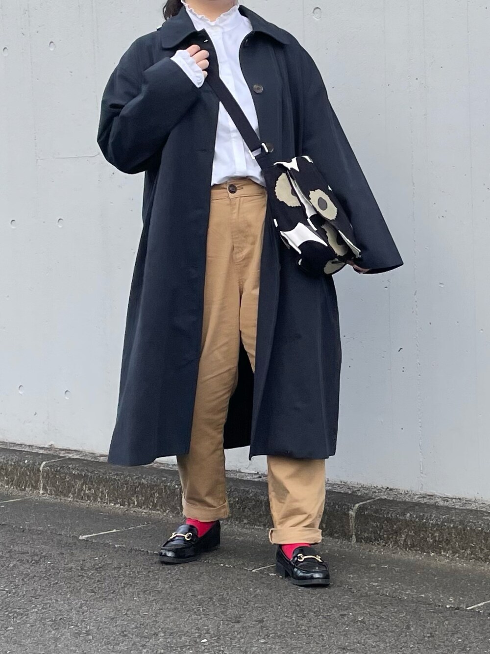 「カジュアルコーデ、ステンカラーコート、プチプラ、プチプラコーデ、UNIQLO、ユニクロ、しまむら、チノパン、marimekko、マリメッコ、低身長、春コーデ、きれいめカジュアル、ローファー、ブラウス」｜「DHOLICのアイテム（ステンカラーコート、ブラック系）」を使った、maru☺︎さん（レディース・153cm）の春コーディネートの1枚目の写真