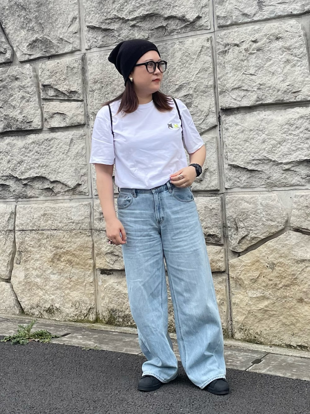 「夏コーデ、夏だ！Tシャツ着よう！、フェスコーデ、おでかけコーデ、デニム、Tシャツ、MAISON KITSUNE、adidas、ニット帽、メガネ女子、きれいめカジュアル、休日スタイル、低身長コーデ、シンプルコーデ」｜「Maison KitsuneのDOUBLE MONOCHROME FOX HEAD PATCH CLASSIC TEE-SHIRT（Tシャツ/カットソー、ホワイト系）」を使った、maru☺︎さん（レディース・153cm）の夏コーディネートの1枚目の写真