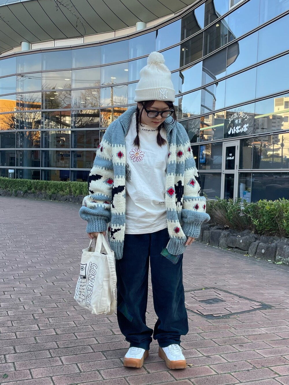 「チェックパンツ、ニット、ニット帽、古着MIX、古着、厚底シューズ、スニーカー、コーデュロイパンツ、トートバッグ、メガネ女子、きれいめカジュアル、休日スタイル、お出かけコーデ」｜「NEW ERAの【NEW ERA(ニューエラ)】RIB PON KNIT（ニットキャップ/ビーニー、ホワイト系）」を使った、maru☺︎さん（レディース・153cm）の冬コーディネートの1枚目の写真
