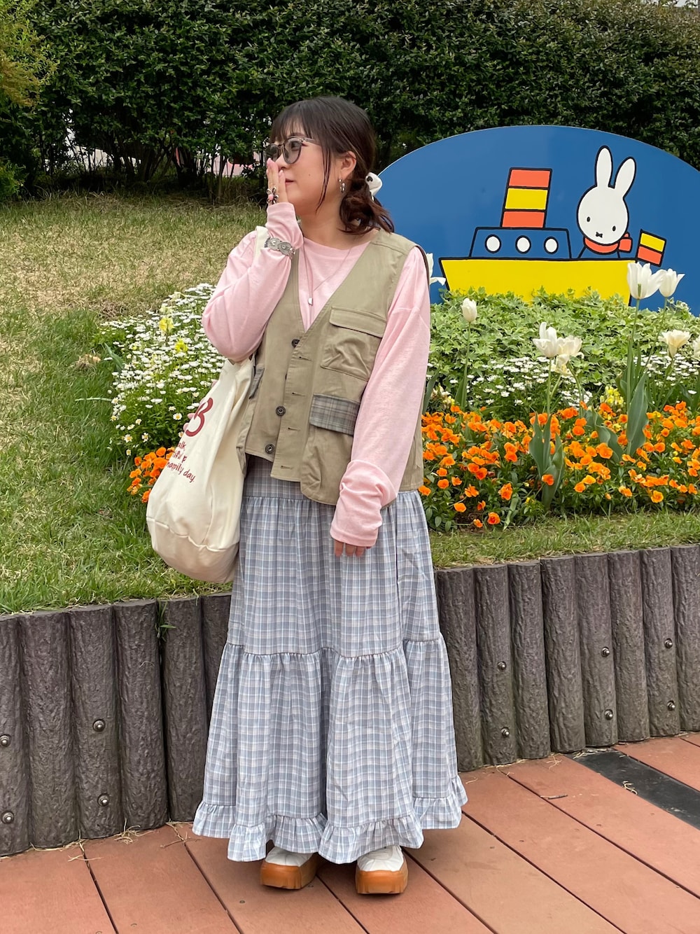「古着MIX、春コーデ、ベスト、スニーカー、厚底シューズ、トートバッグ、メガネ女子、サングラス、きれいめカジュアル、休日スタイル、お出かけコーデ、チェック、プチプラ」｜「select MOCAのスラブシアークルーネックトップス（Tシャツ/カットソー、ピンク系）」を使った、maru☺︎さん（レディース・153cm）の春コーディネートの1枚目の写真