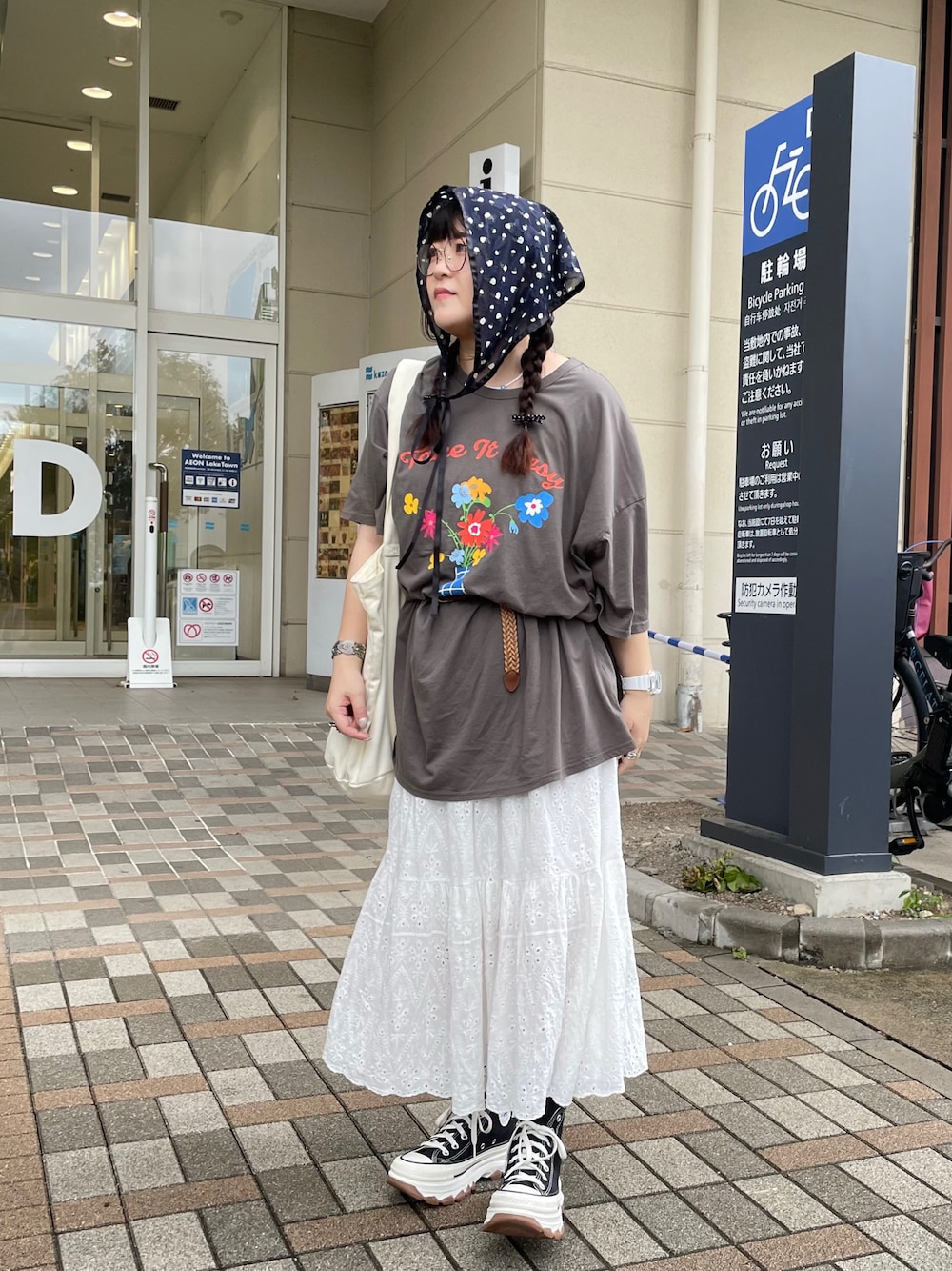 「夏ルックで気分アップ、厚底シューズ、バブーシュカ、バブーシュ、トートバッグ、スニーカー、メガネ女子、ウエストマーク、ゆるコーデ、きれいめカジュアル、休日スタイル、お出かけコーデ、レーススカート」｜「ammy.の【 ammy. / エイミードット 】 クリアカラー スクエアフェイス ウォッチ / 腕時計（アナログ腕時計、ホワイト系）」を使った、maru☺︎さん（レディース・153cm）の夏コーディネートの1枚目の写真