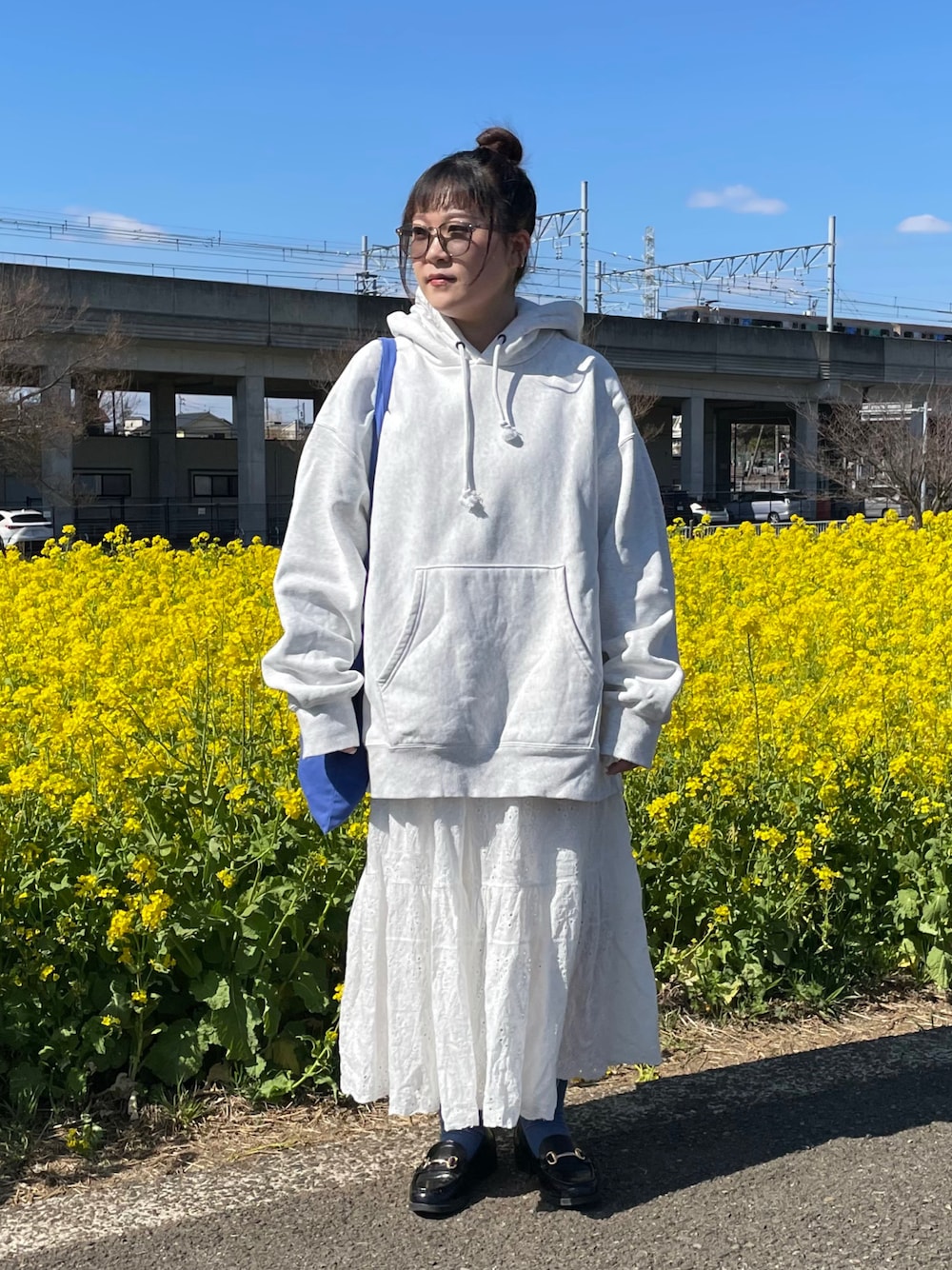 「春めき満開コーデ、春コーデ、パーカー、プチプラ、プチプラコーデ、トートバッグ、ローファー、メガネ女子、おだんごヘアー、きれいめカジュアル、休日スタイル、お出かけコーデ」｜「Libra Cueのコットンレーススカート（スカート、ホワイト系）」を使った、maru☺︎さん（レディース・153cm）の春コーディネートの1枚目の写真