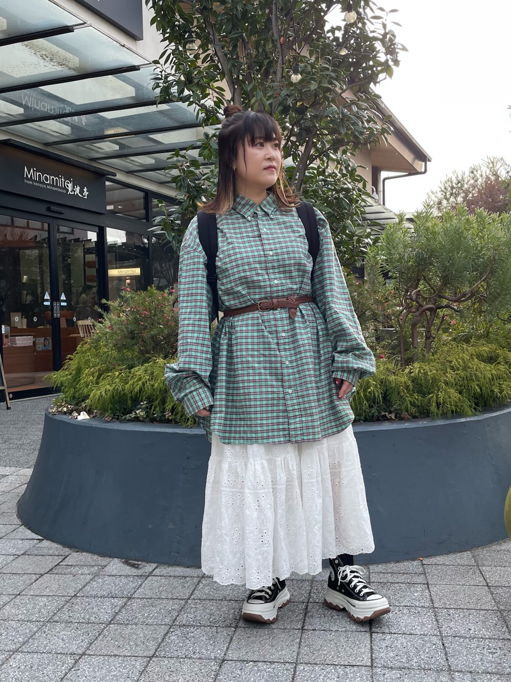 「春のNewスタイル、古着MIX、ゆるコーデ、オーバーサイズ、レース、スニーカー、リュック、シャツスタイル、春コーデ、シンプルコーデ、きれいめカジュアル、休日スタイル、お出かけコーデ、低身長」｜「Libra Cueのコットンレーススカート（スカート、ホワイト系）」を使った、maru☺︎さん（レディース・153cm）の春コーディネートの1枚目の写真