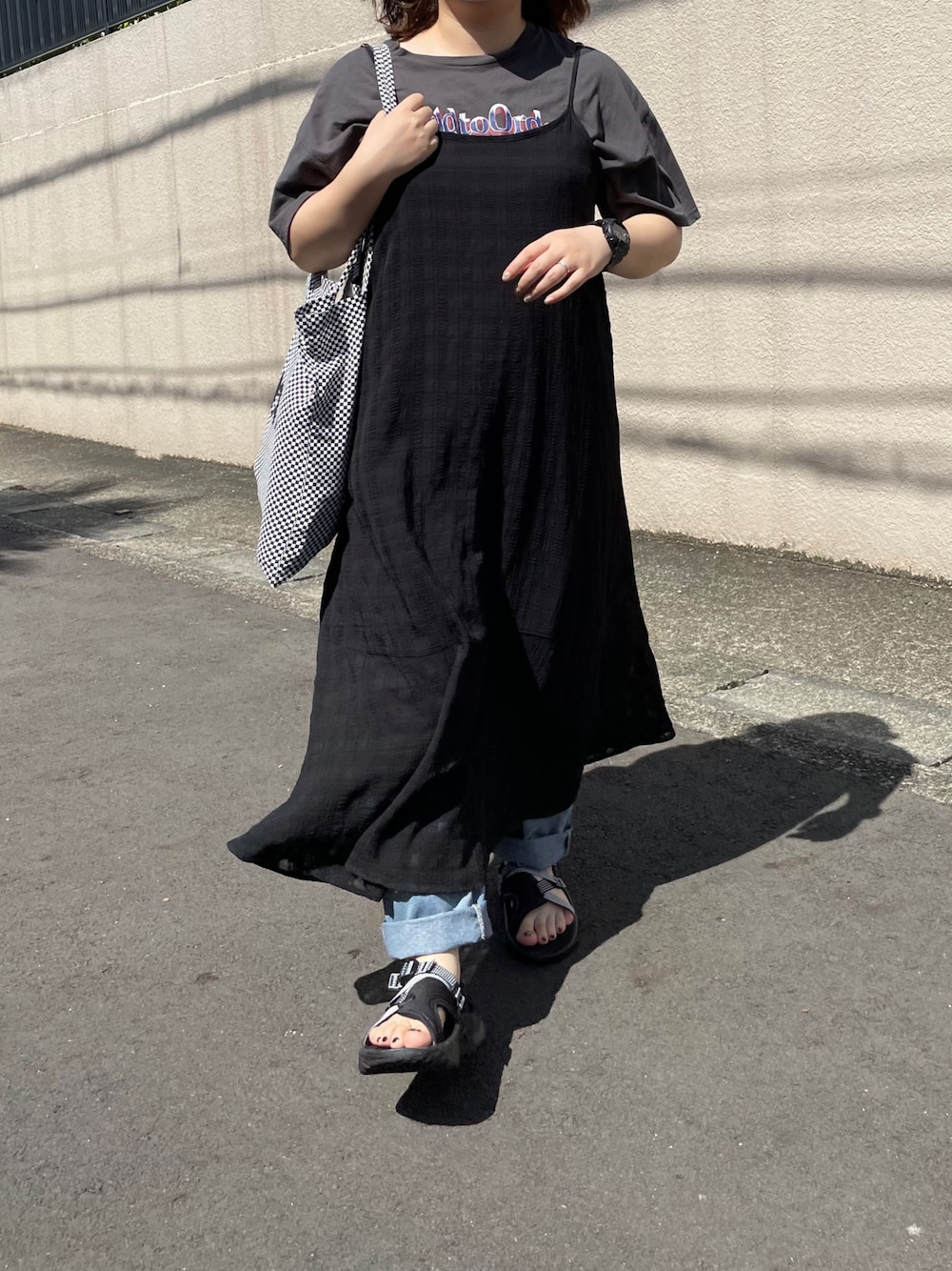 「大人カジュアル、夏コーデ、シンプル、レイヤードスタイル、Ungrid、プチプラ、プチプラコーデ、プチプラのあや、しまむら、トートバッグ、スポーツサンダル、低身長、きれいめカジュアル、休日スタイル、キャミワンピ」｜「UngridのイーグルプリントTee（Tシャツ/カットソー、グレー系）」を使った、maru☺︎さん（レディース・153cm）の夏コーディネートの1枚目の写真