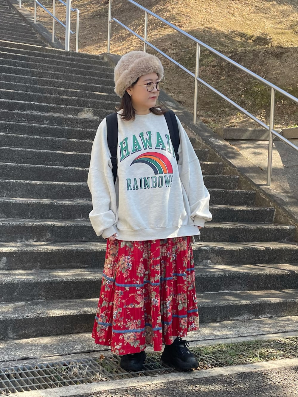 「スニーカー、スウェット、古着MIX、adidas、リュック、ロゴスウェット、帽子、メガネ女子、きれいめカジュアル、お出かけコーデ、休日スタイル、低身長、ロングスカート」｜「DHOLIC STYLEの[monicaroom] 裏起毛HAWAIIレインボーロゴスウェット（スウェット、ホワイト系）」を使った、maru☺︎さん（レディース・153cm）の冬コーディネートの1枚目の写真