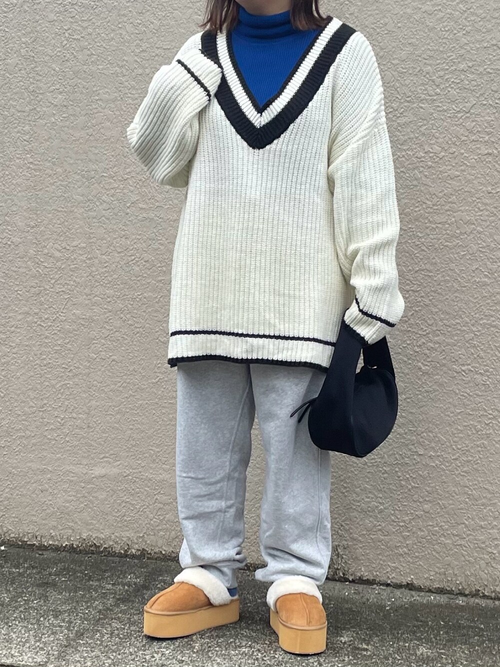 「UNIQLO、ユニクロ、レイヤードスタイル、Kastane、ボア、厚底シューズ、厚底サンダル、ムートンブーツ、プチプラ、プチプラコーデ、きれいめカジュアル、休日スタイル、低身長」｜「feepurの《ウォッシャブル》チルデンVネックオーバーニット（ニット/セーター、ホワイト系）」を使った、maru☺︎さん（レディース・153cm）の冬コーディネートの1枚目の写真