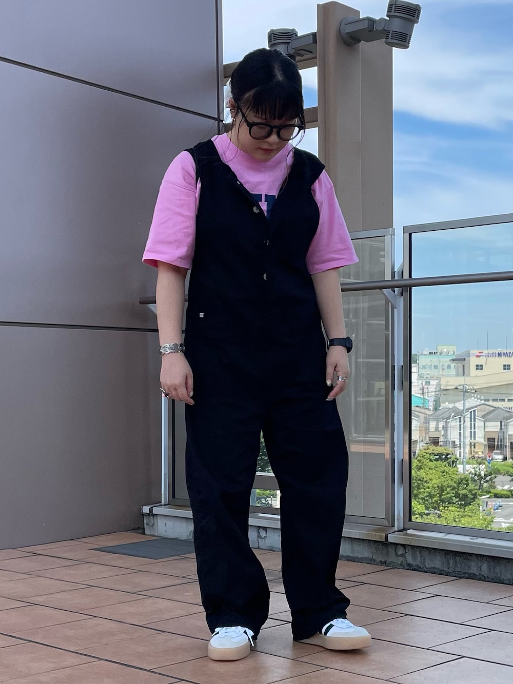「休日スタイル、きれいめカジュアル、サロペット、オーバーオール、adidas、Tシャツ、メガネ女子、低身長コーデ、お出かけコーデ、楽チンコーデ、夏コーデ」｜「FREAK'S STOREのSOMETHING × FREAK'S STORE/サムシング 別注Buttonfly Salopette/別注ボタンフライサロペット(デニムオールインワン)（サロペット/オーバーオール、ブラック系）」を使った、maru☺︎さん（レディース・153cm）の夏コーディネートの1枚目の写真