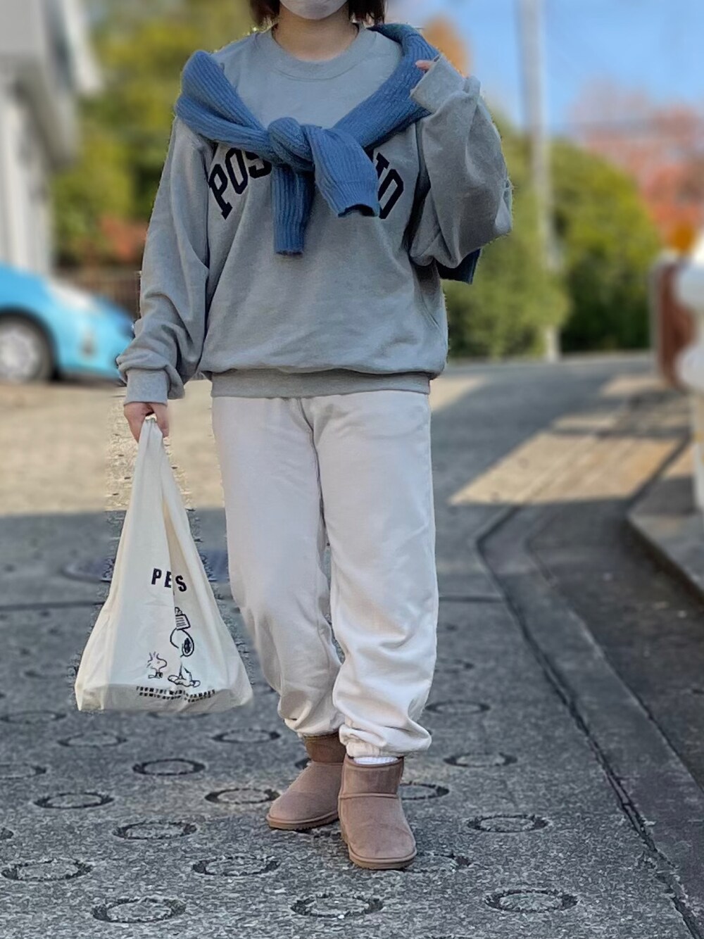 「スウェットパンツ、スウェット、トートバッグ、カジュアル、シンプル、ブルー、UNIQLO、ムートンブーツ、冬コーデ、大人カジュアル、休日スタイル、ロゴスウェット、きれいめカジュアル、肩掛けカーデ、秋コーデ」｜「DHOLICのアイテム（スウェット、グレー系）」を使った、maru☺︎さん（レディース・153cm）の秋コーディネートの1枚目の写真