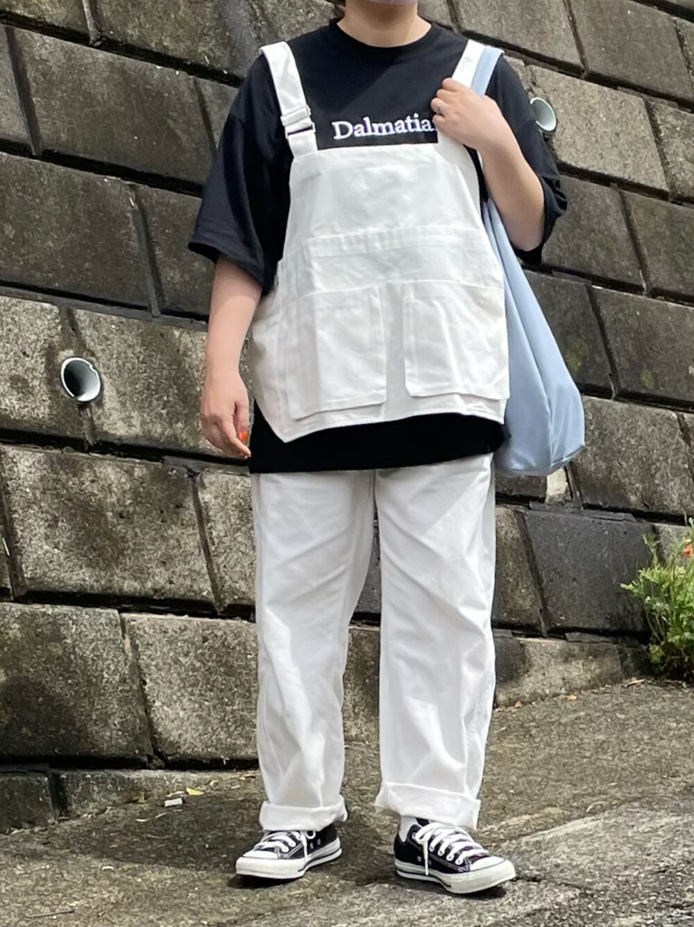 ブラック系のTシャツ/カットソー、ブラック系のスニーカーを着用したレディースの春コーディネートの1枚目の写真