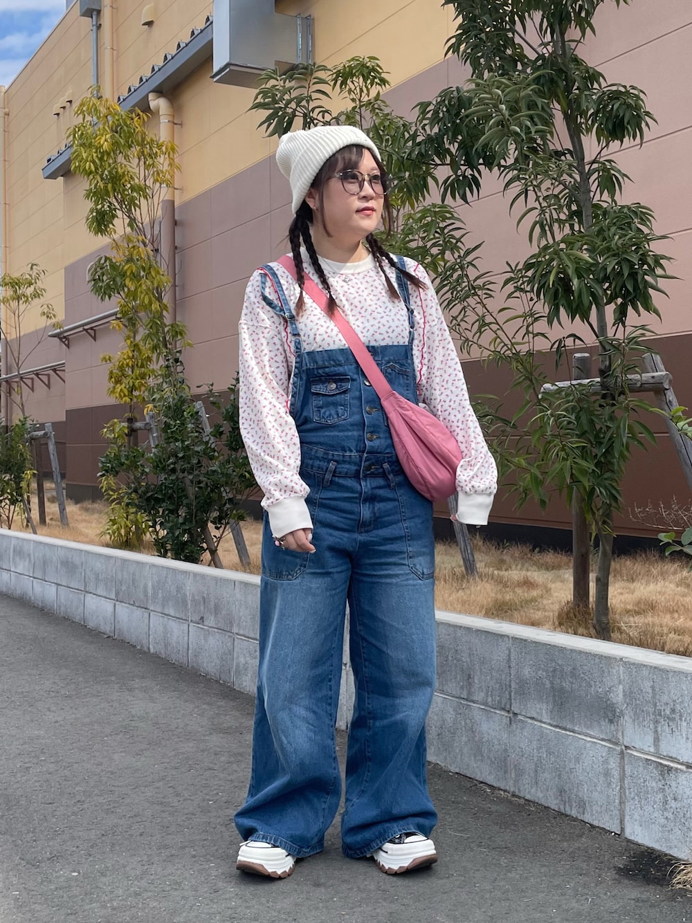 「春色、ニット帽、サロペット、ショルダーバッグ、スニーカー、厚底シューズ、メガネ女子、花柄、春コーデ、きれいめカジュアル、休日スタイル、お出かけコーデ」｜「NEW ERAの【NEW ERA(ニューエラ)】RIB PON KNIT（ニットキャップ/ビーニー、ホワイト系）」を使った、maru☺︎さん（レディース・153cm）の春コーディネートの1枚目の写真