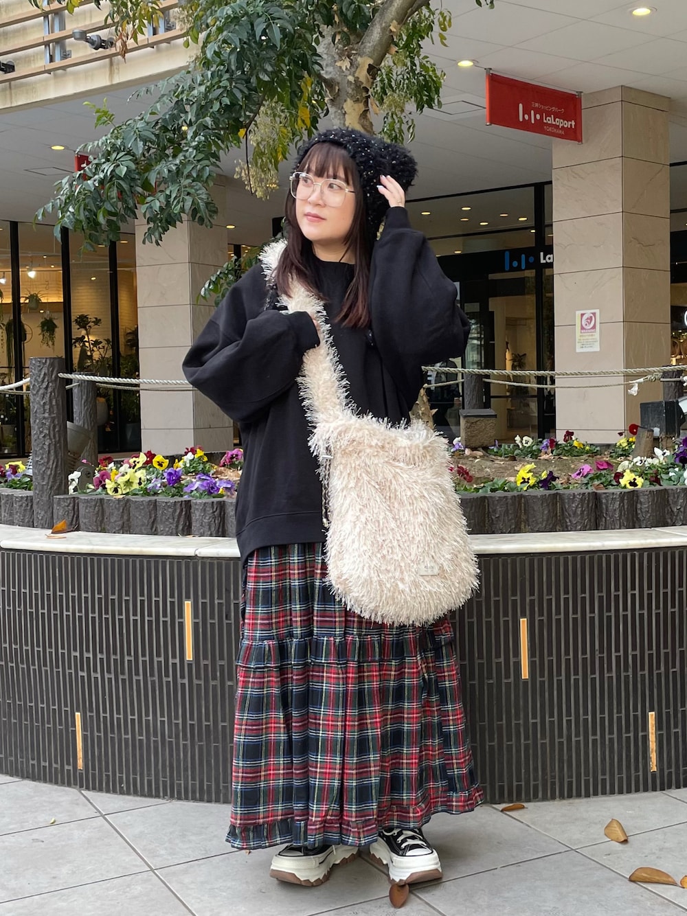 「クリスマスに着たい服、マイベストコーデ2024、モノトーン、ショルダーバッグ、ニット帽、メガネ女子、厚底シューズ、shein、converse、スウェット、チェック、ロングスカート、きれいめカジュアル、休日スタイル、お出かけコーデ」｜「WCの【EC限定】チェックティアードロングスカート（スカート、ブラック系）」を使った、maru☺︎さん（レディース・153cm）の冬コーディネートの1枚目の写真
