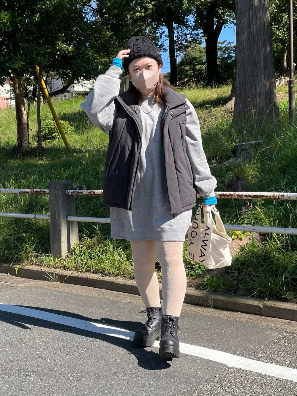 「秋コーデ、きれいめカジュアル、休日スタイル、低身長、オーバーサイズ、ビッグシルエット、ゆるコーデ、ニット帽、ベスト、スウェット、スウェットワンピース、アームウォーマー、Ungrid、ショートブーツ、モノトーン」｜「Woodsの【Fine 2月号掲載】【WOODS / ウッズ】リサイクルダウンフィールドベスト（ダウンベスト、ブラック系）」を使った、maru☺︎さん（レディース・153cm）の秋コーディネートの1枚目の写真