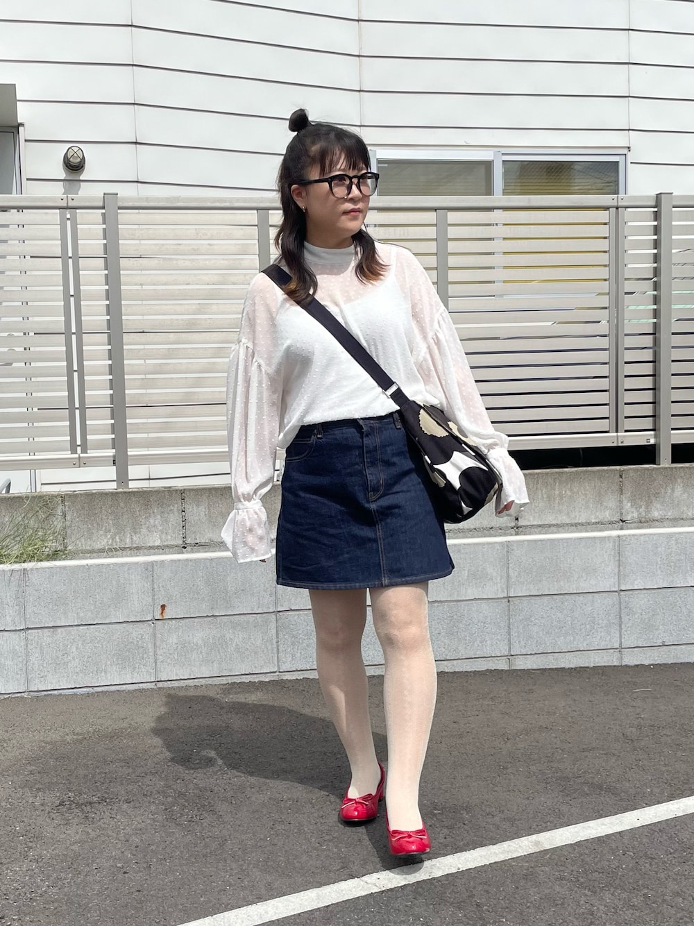 「秋っぽコーデ更新中、ミニスカート、デニム、メガネ女子、marimekko、モノトーン、プチプラ、パンプス、ショルダーバッグ、赤、きれいめカジュアル、休日スタイル、GU」｜「GUのアイテム（デニムスカート、ブルー系）」を使った、maru☺︎さん（レディース・153cm）の秋コーディネートの1枚目の写真