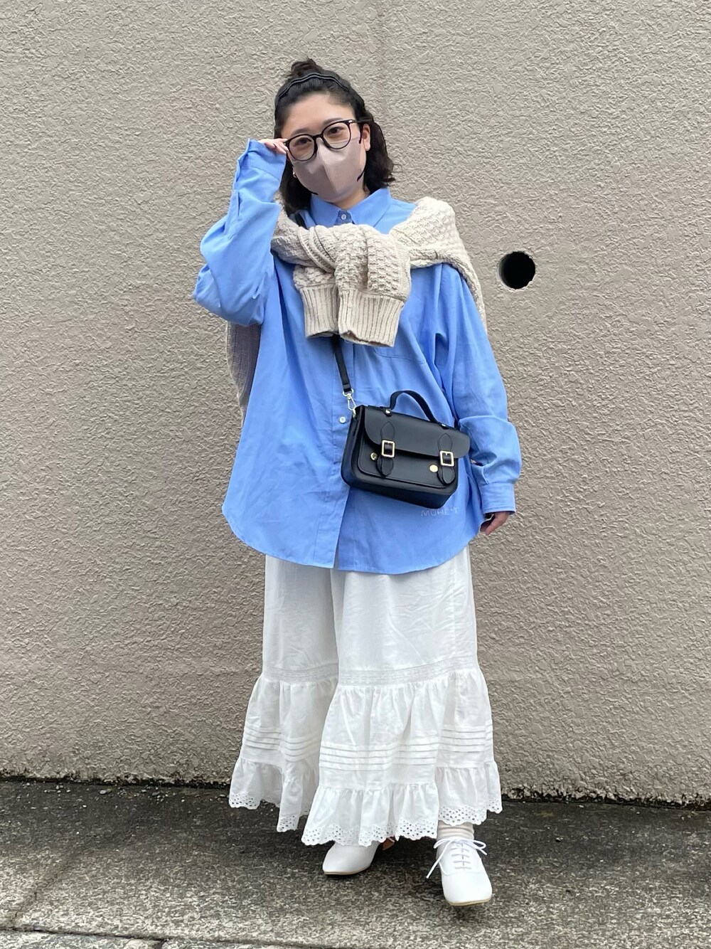 「カジュアルコーデ、オトナカジュアル、ゆるコーデ、大人かわいい、シャツスタイル、ロングスカート、春コーデ、春、メガネ女子、ドレスシューズ、ブルー、きれいめカジュアル、低身長、休日スタイル、カラーシャツ」｜「MUHETのレギュラーカラービッグシャツ（シャツ/ブラウス、ブルー系）」を使った、maru☺︎さん（レディース・153cm）の冬コーディネートの1枚目の写真