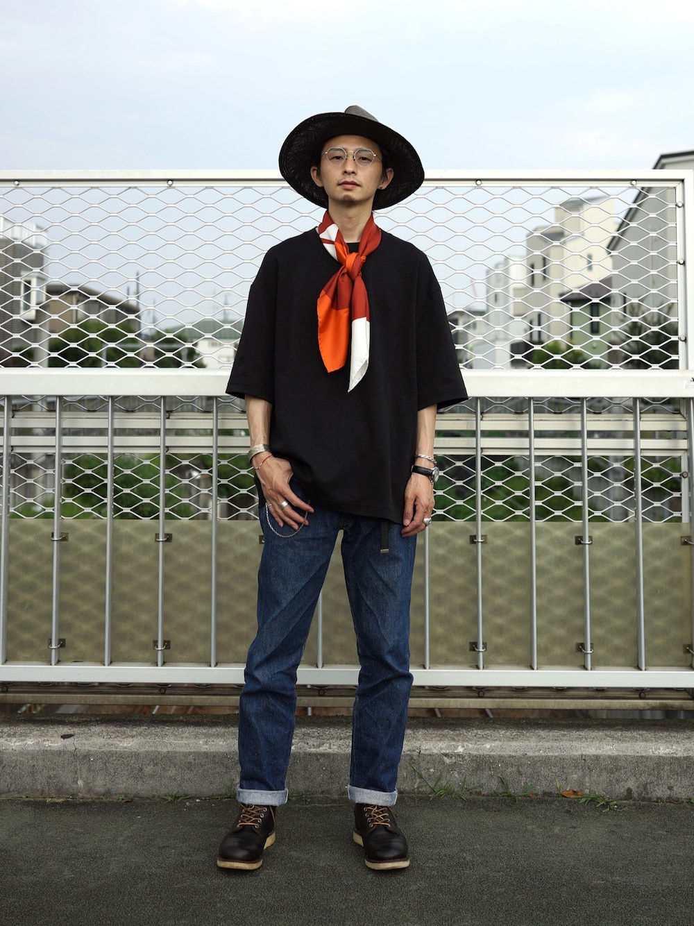 「さらっと晴れやかスナップ、レイヤードスタイル、フェススタイル、古着MIX、夏コーデ、テーマパークコーデ、プチプラ、お出かけコーデ、サングラス、麦わら帽子、デニム、初夏コーデ、シルバーアクセサリー、ブーツ、Levi's」｜「Levi'sのLevi's501(80's)（デニムパンツ、ブルー系）」を使った、ゆうぞー▼▲▼▲さん（メンズ・175cm）の夏コーディネートの1枚目の写真