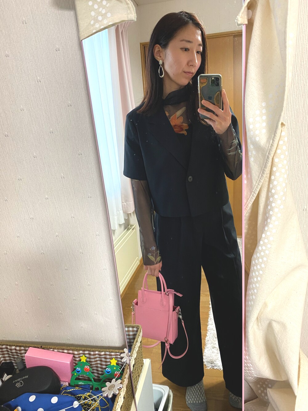 ブラック系のトップス、ブラック系のTシャツ/カットソー、ブラック系のパンツを着用したレディースの夏コーディネートの1枚目の写真