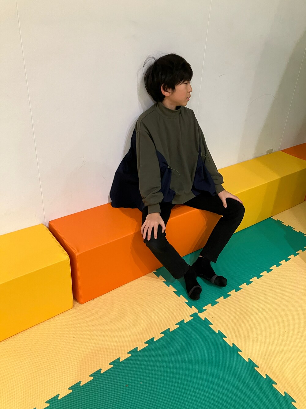 「オトナカジュアル、ハイネック」｜「nunuformeのアイテム（シャツ/ブラウス、グリーン系）」を使った、ryunbeさん（キッズ・135cm）の冬コーディネートの1枚目の写真