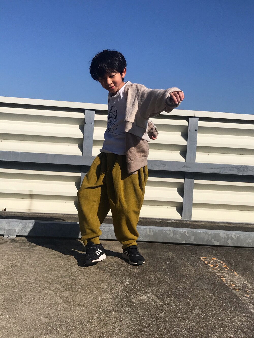 「休日コーデ、お出かけコーデ、ラクチンコーデ、nunuforme」｜「nunuformeのアイテム（パンツ、ゴールド系）」を使った、ryunbeさん（キッズ・132cm）の秋コーディネートの1枚目の写真