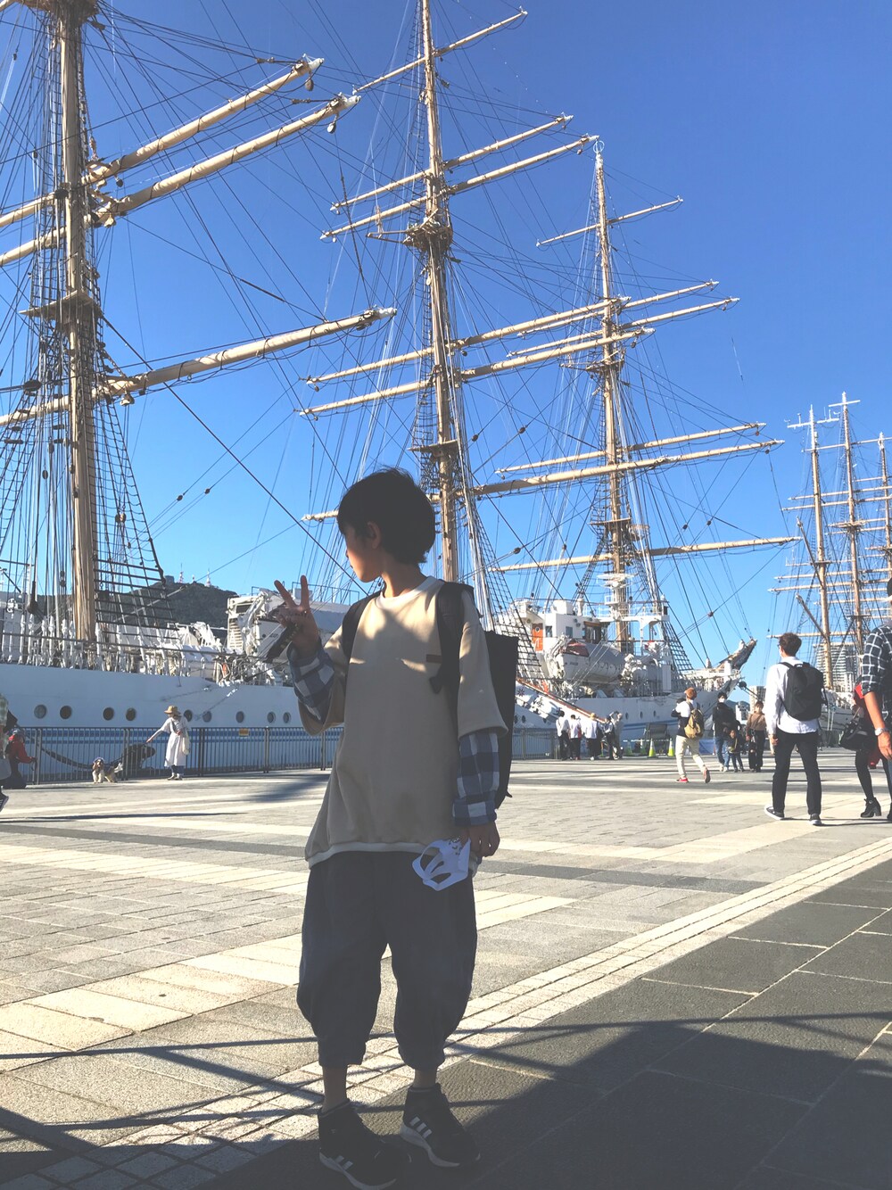 「秋のコーデ、ゆるコーデ、MoL、nunuforme」｜「nunuformeのアイテム（パンツ、グレー系）」を使った、ryunbeさん（キッズ・132cm）の秋コーディネートの1枚目の写真