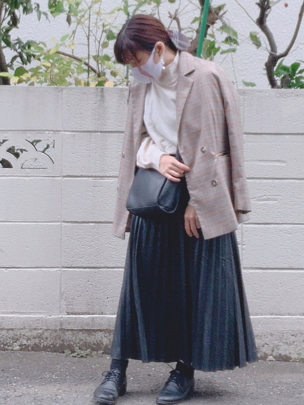 「チェック、ニット、スカート、レザースカート、デート、プチプラ、大人女子、韓国ファッション、オトナ女子、レザーLOVEスナップ」｜「earth music&ecologyの・ハイネックドロップニットプルオーバー（ニット/セーター、ホワイト系）」を使った、yuuさん（レディース・152cm）の秋コーディネートの1枚目の写真